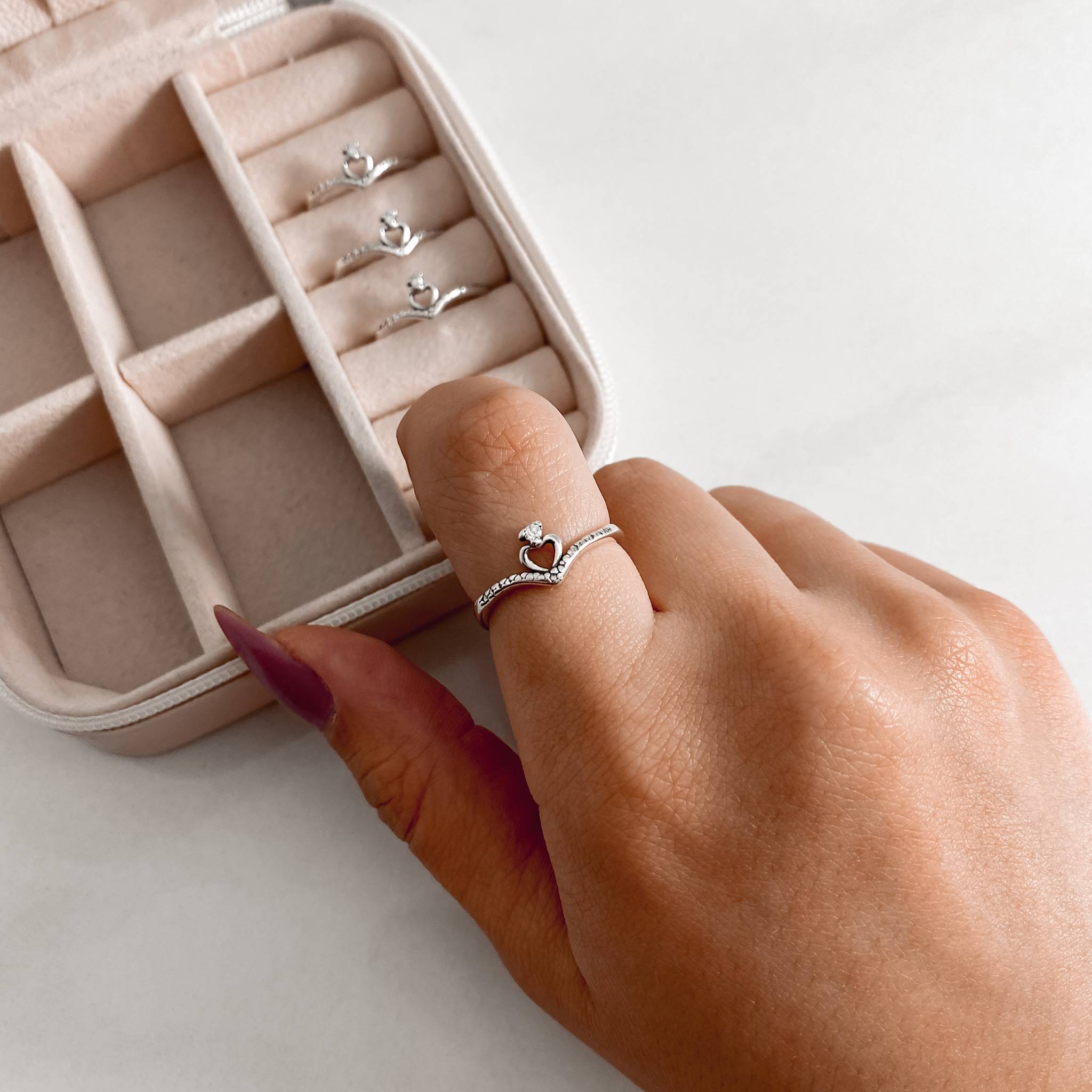 Imagem Anel V com coração vazado envelhecido