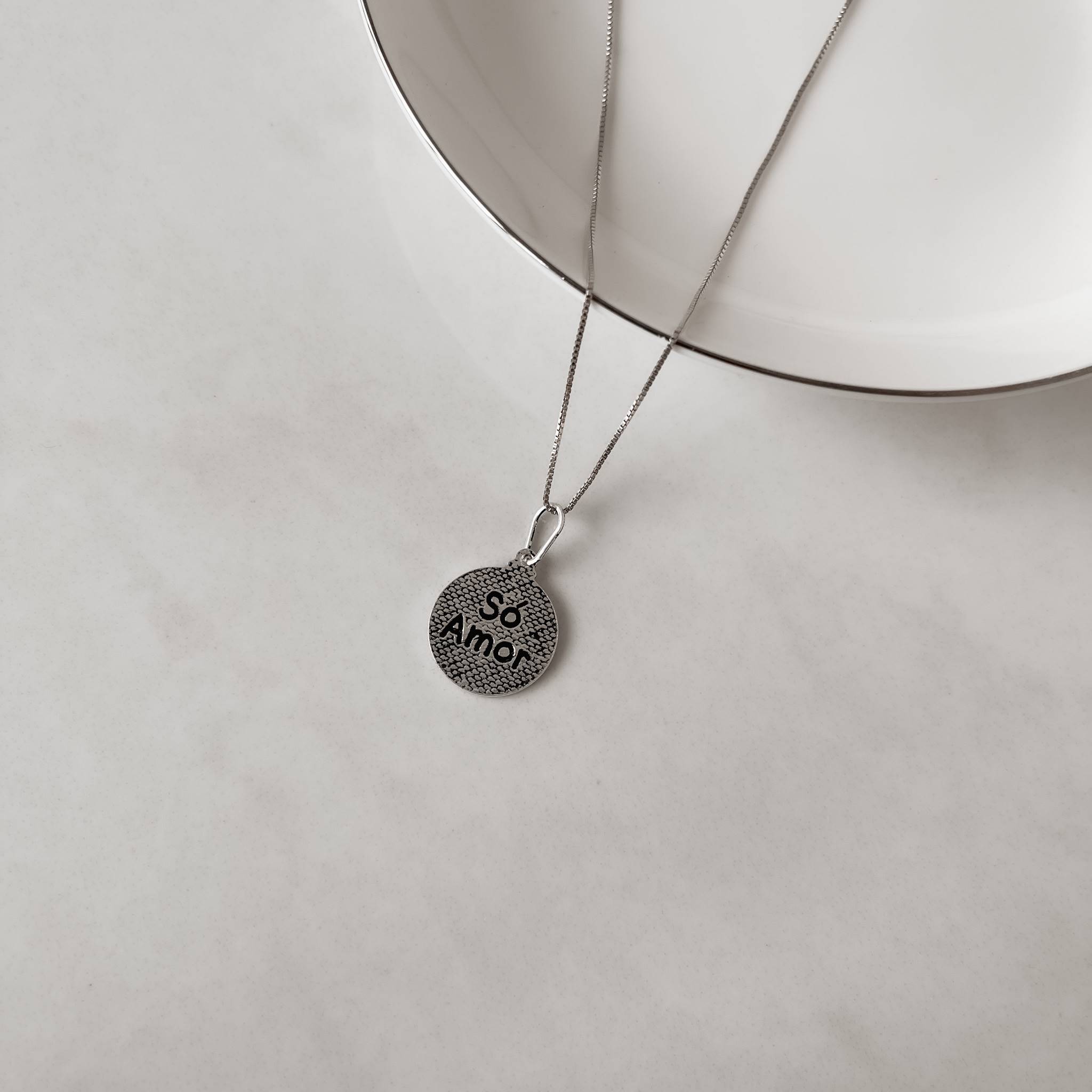 Imagem Secundária Colar pingente medalha Just love resina 15mm 45cm