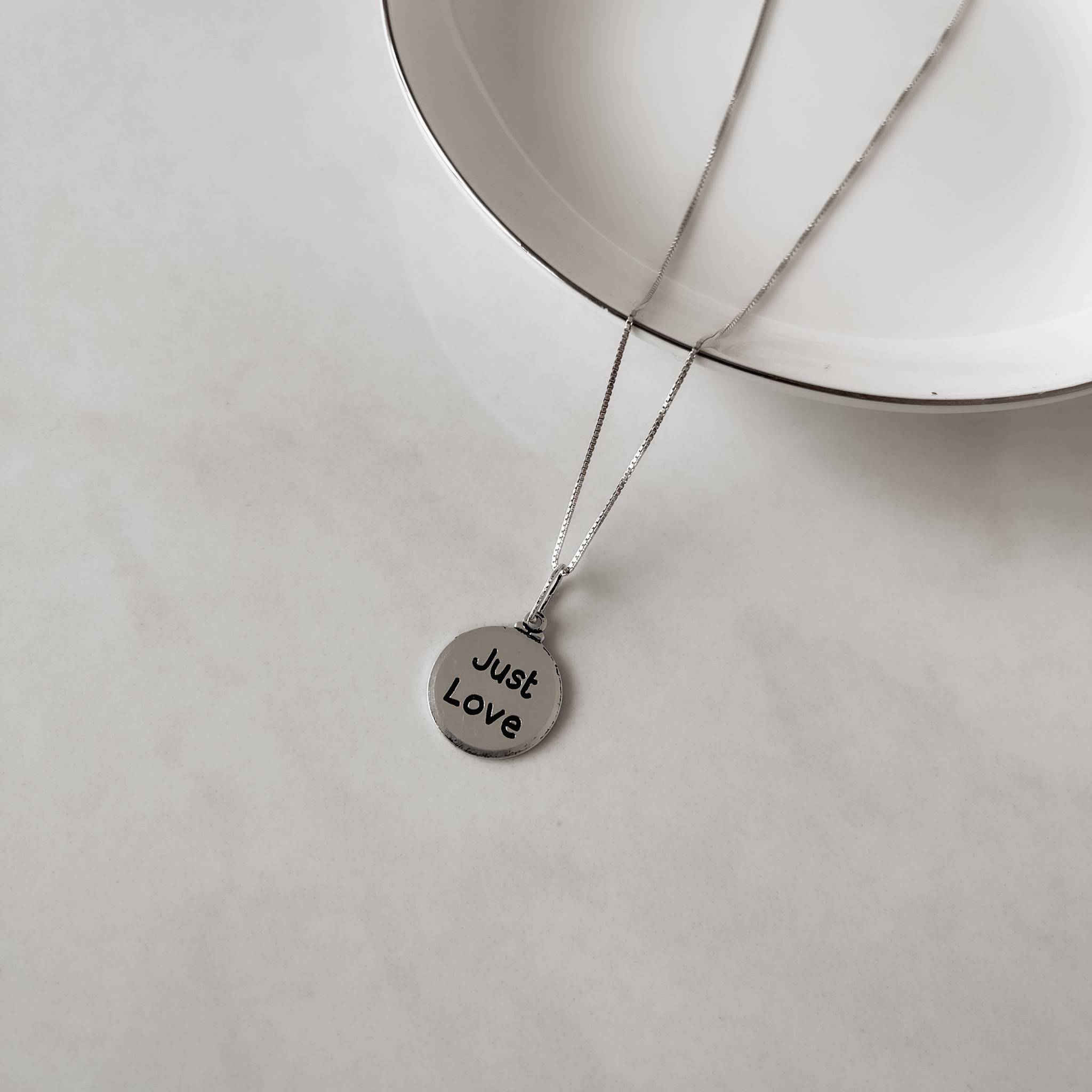 Colar pingente medalha Just love resina 15mm 45cm