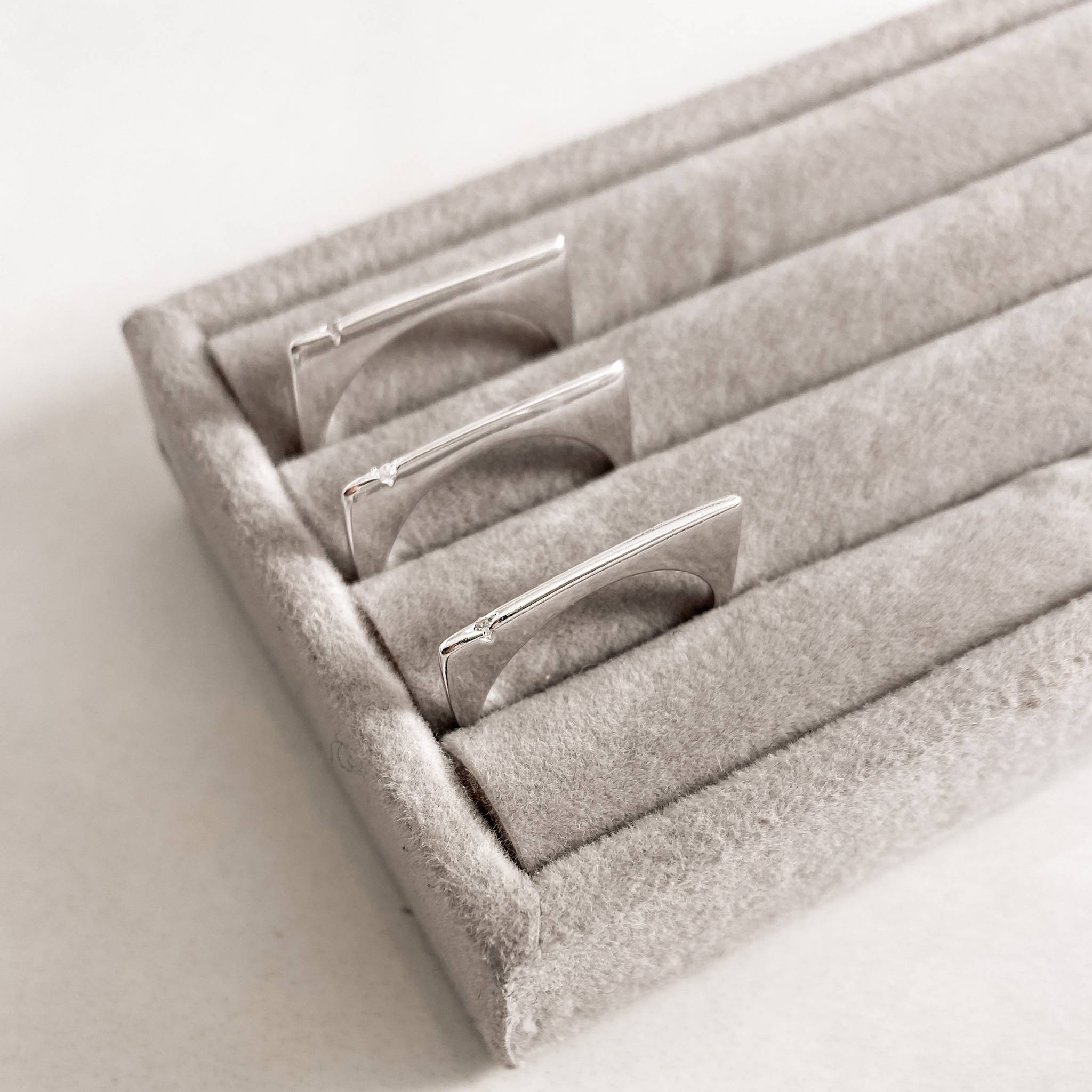 Anel reto detalhe zircônia