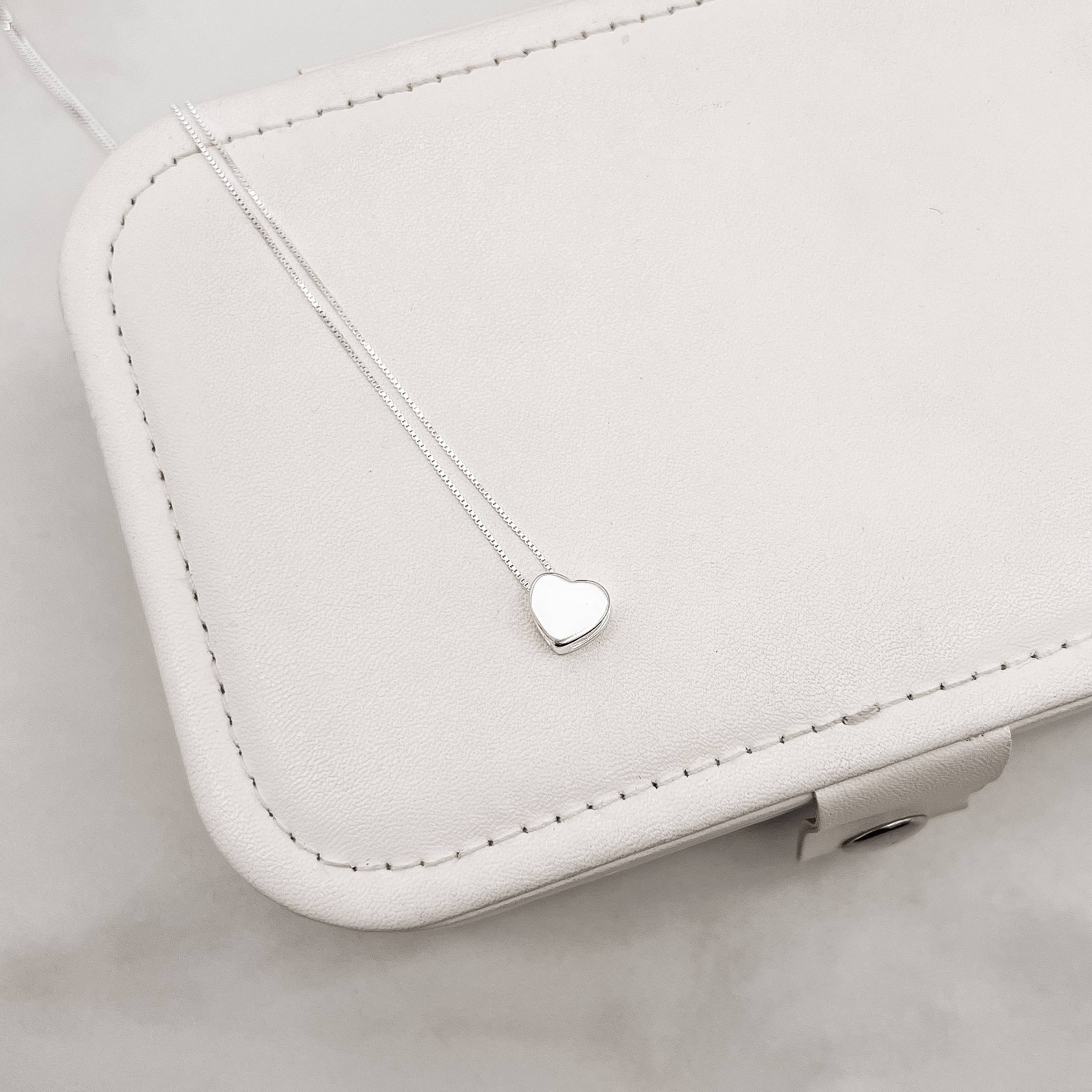 Colar coração de lado passante 8mm 45cm