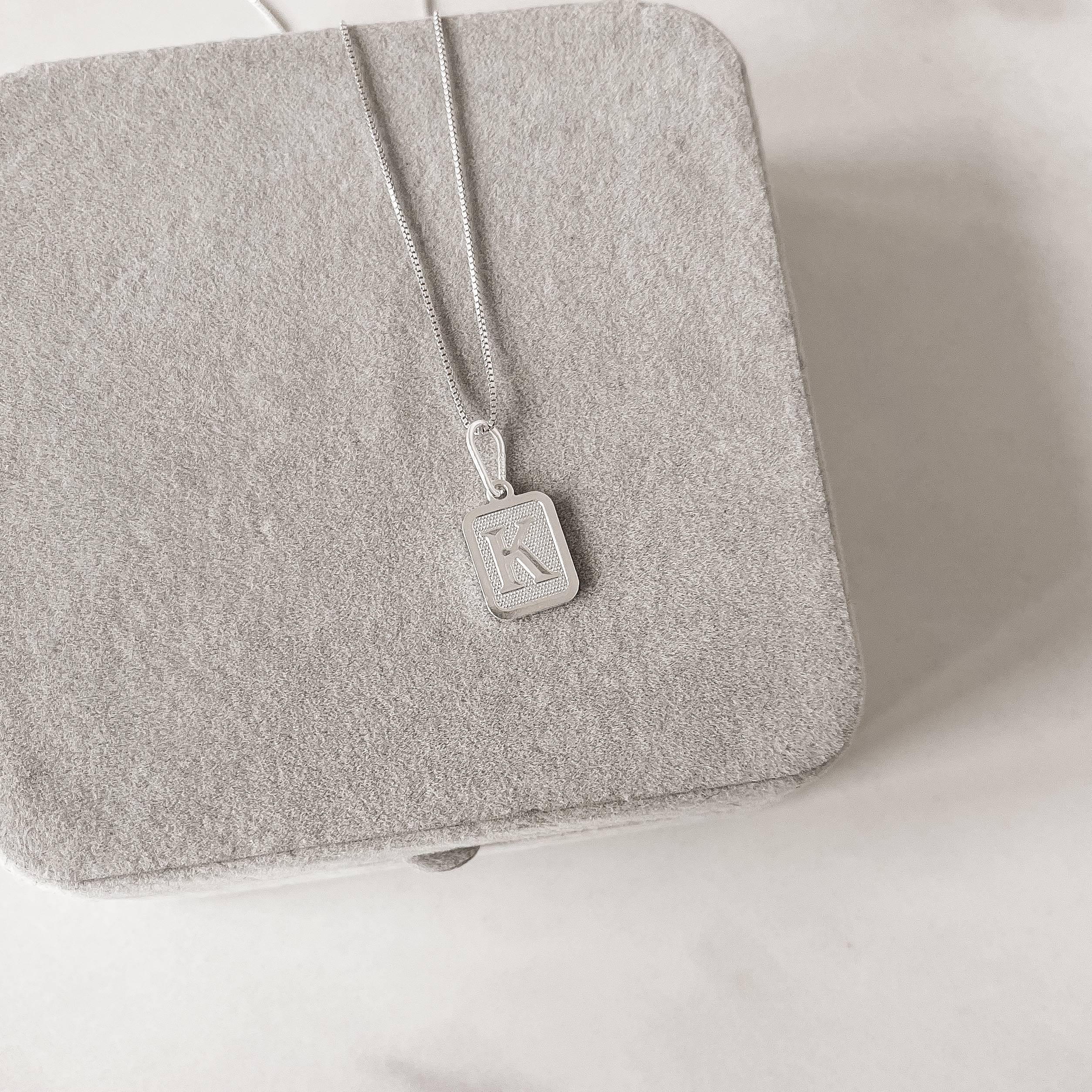 Colar pingente placa letra K 12mm 45cm