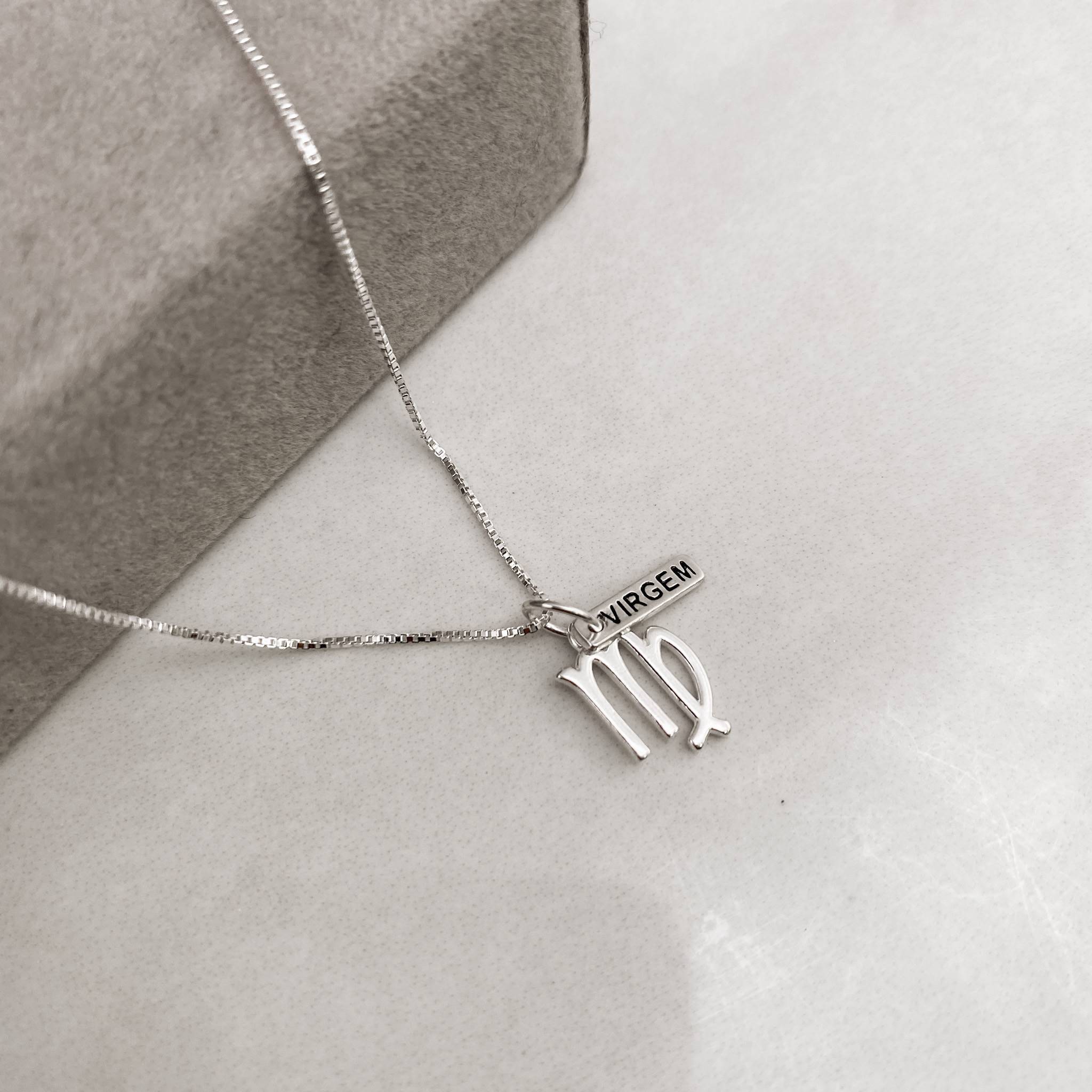 Colar pingente signo virgem com placa 45cm
