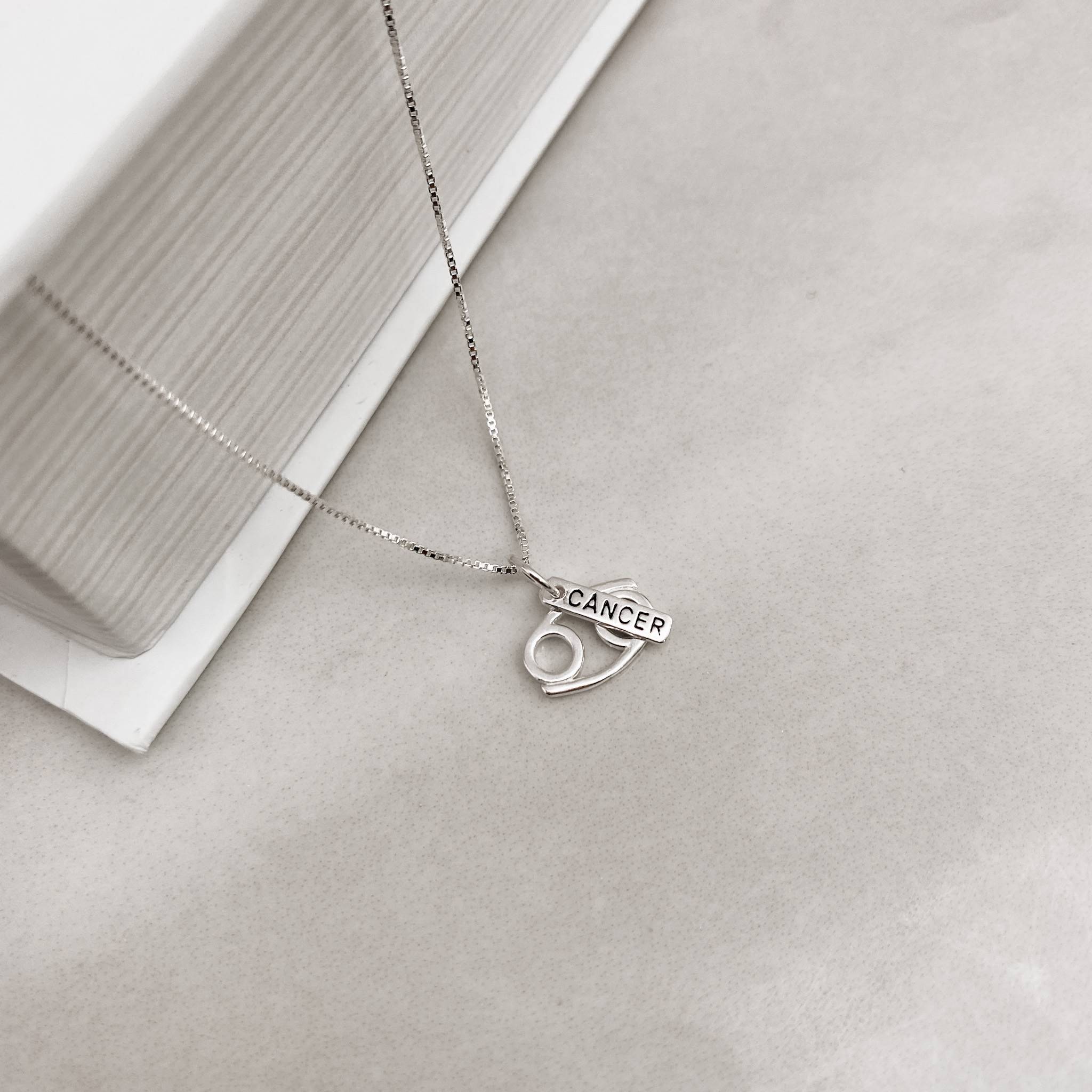 Colar pingente signo câncer com placa 45cm