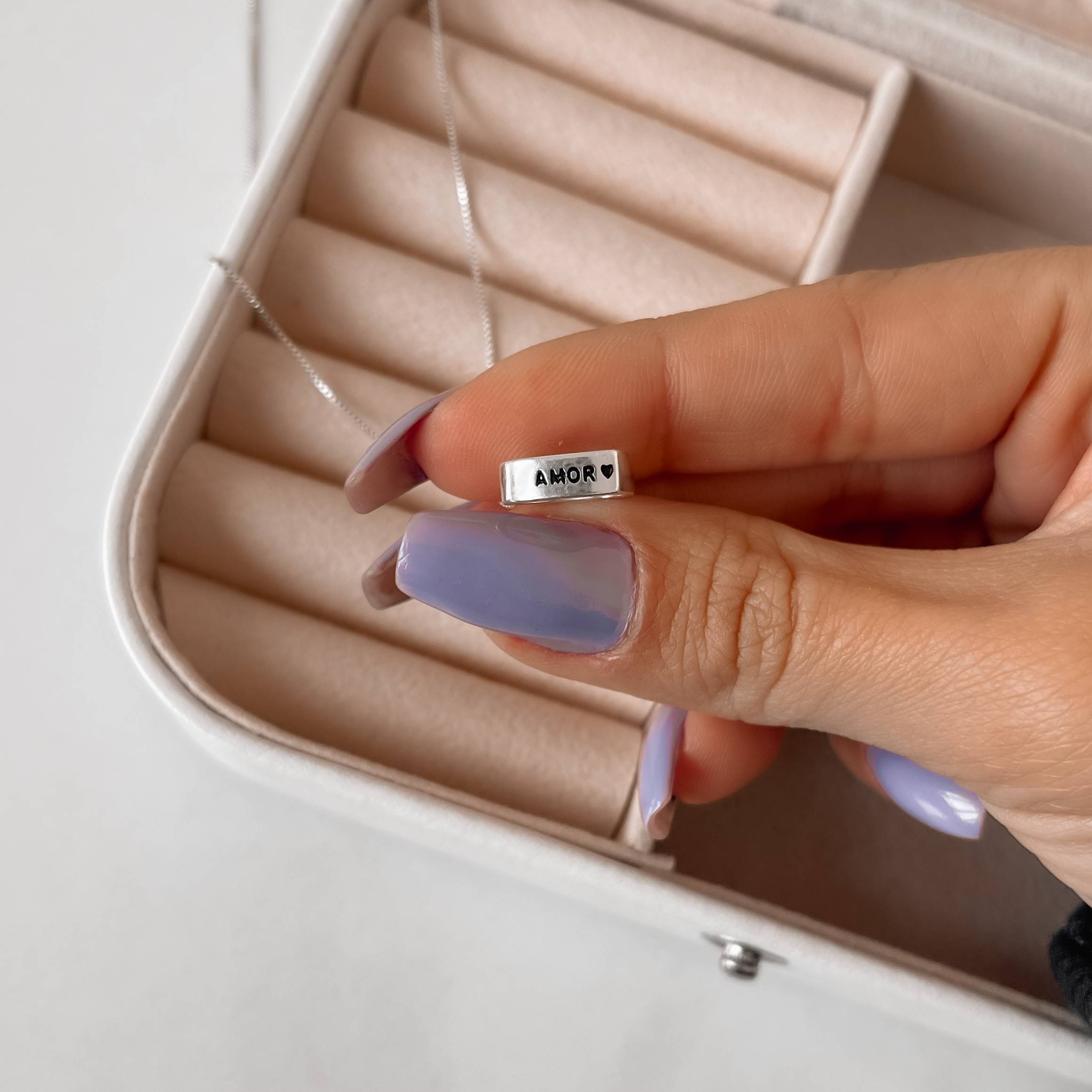 Colar coração vazado escrito amor resina 11mm 45cm