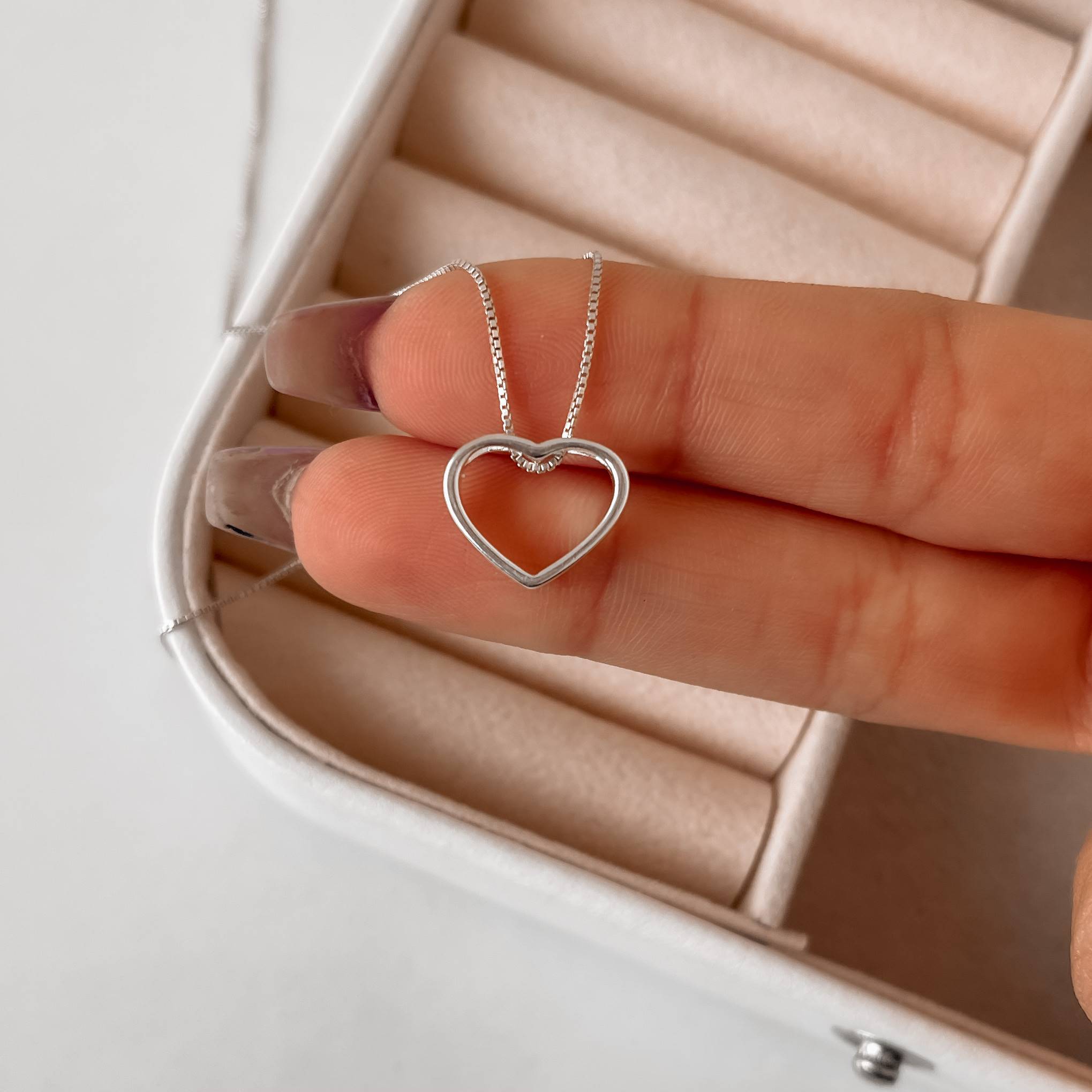 Imagem Secundária Colar coração vazado escrito amor resina 11mm 45cm