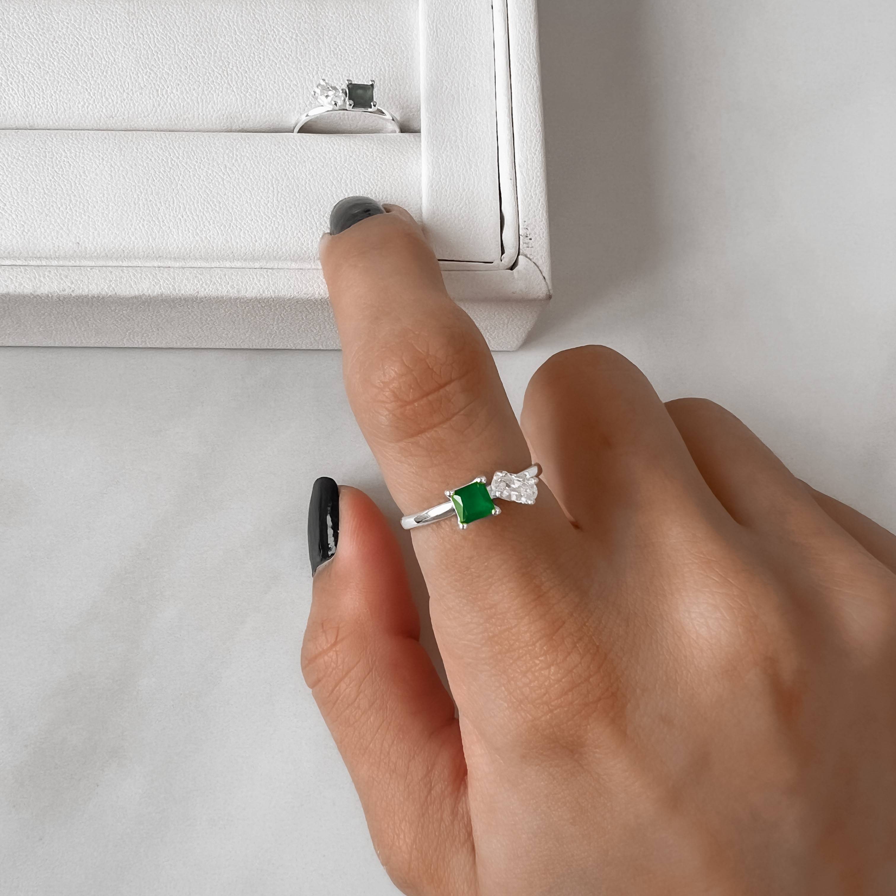 Anel zircônias quadrada esmeralda leitoso e oval cristal