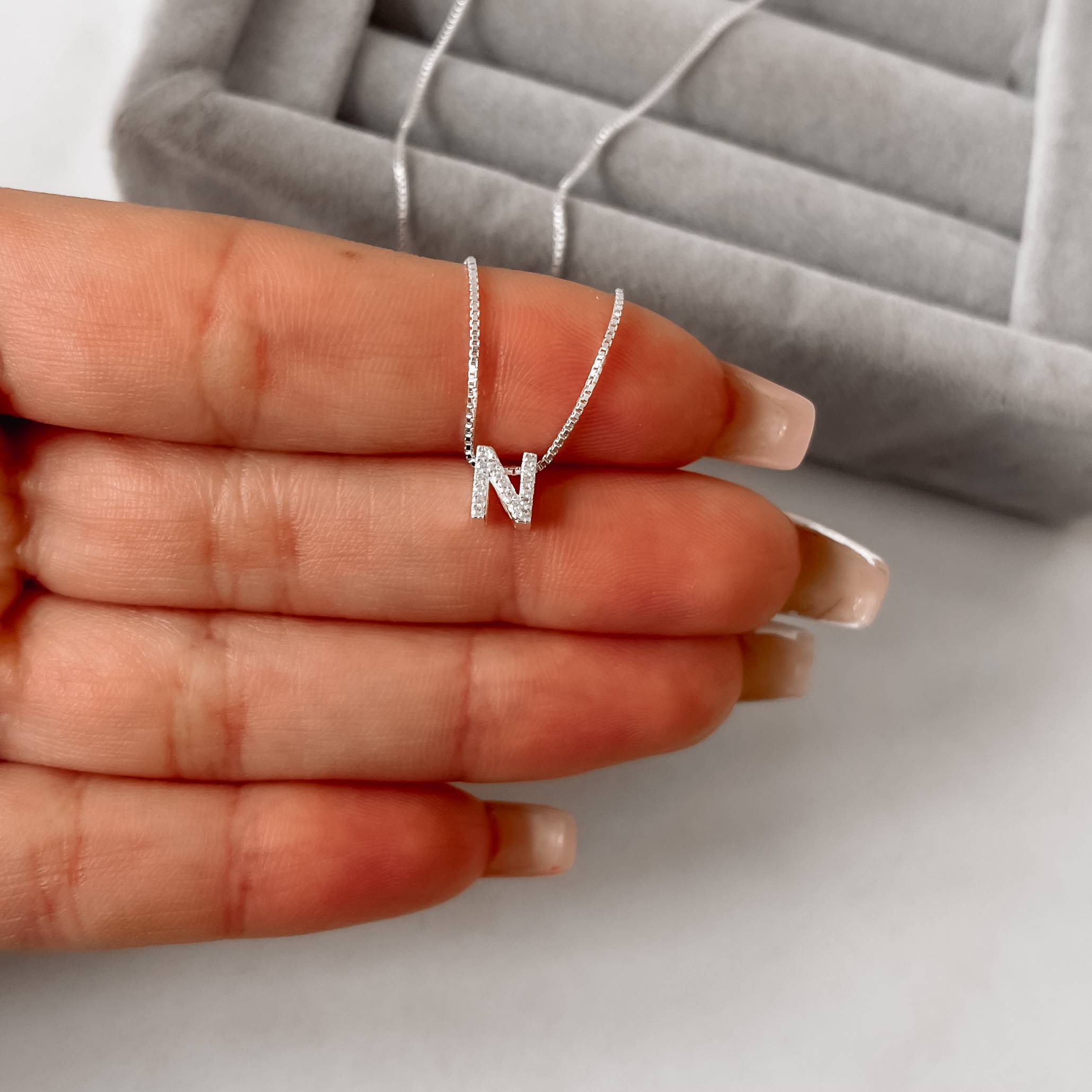 Colar letra N cravejada 6mm 45cm