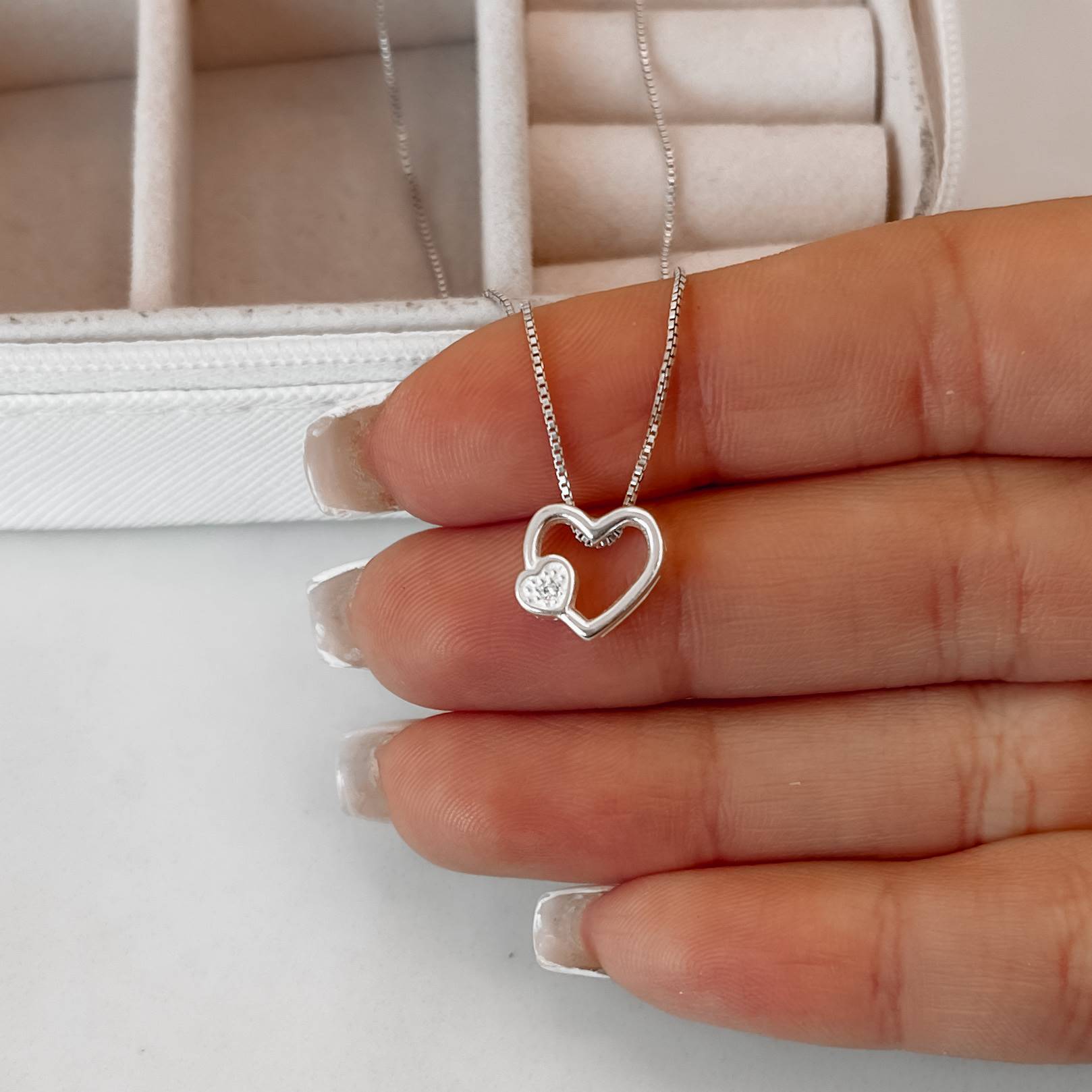 Imagem Secundária Colar coração vazado detalhe coração com zircônia 10mm 45cm