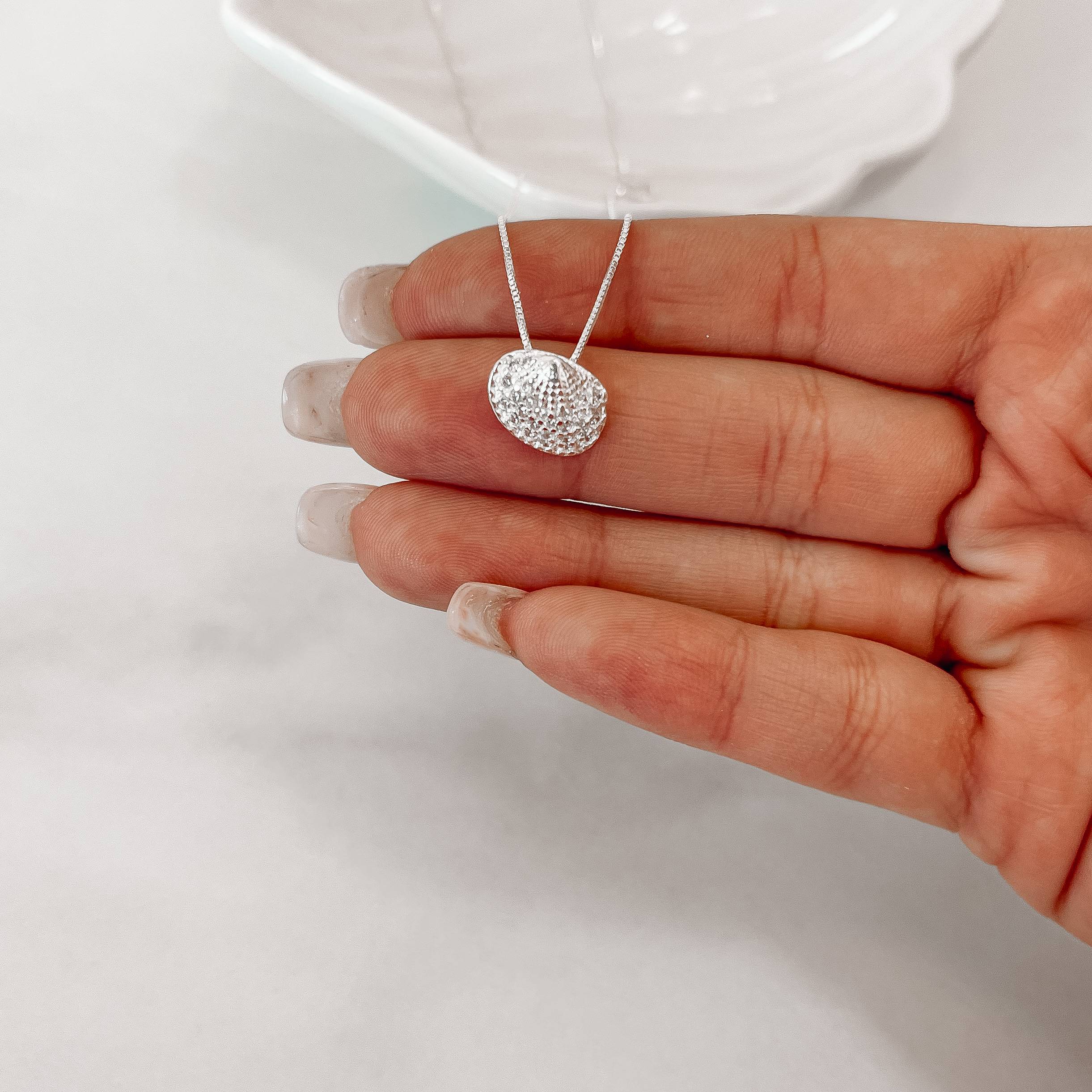 Imagem Colar concha cravejada 12mm 45cm