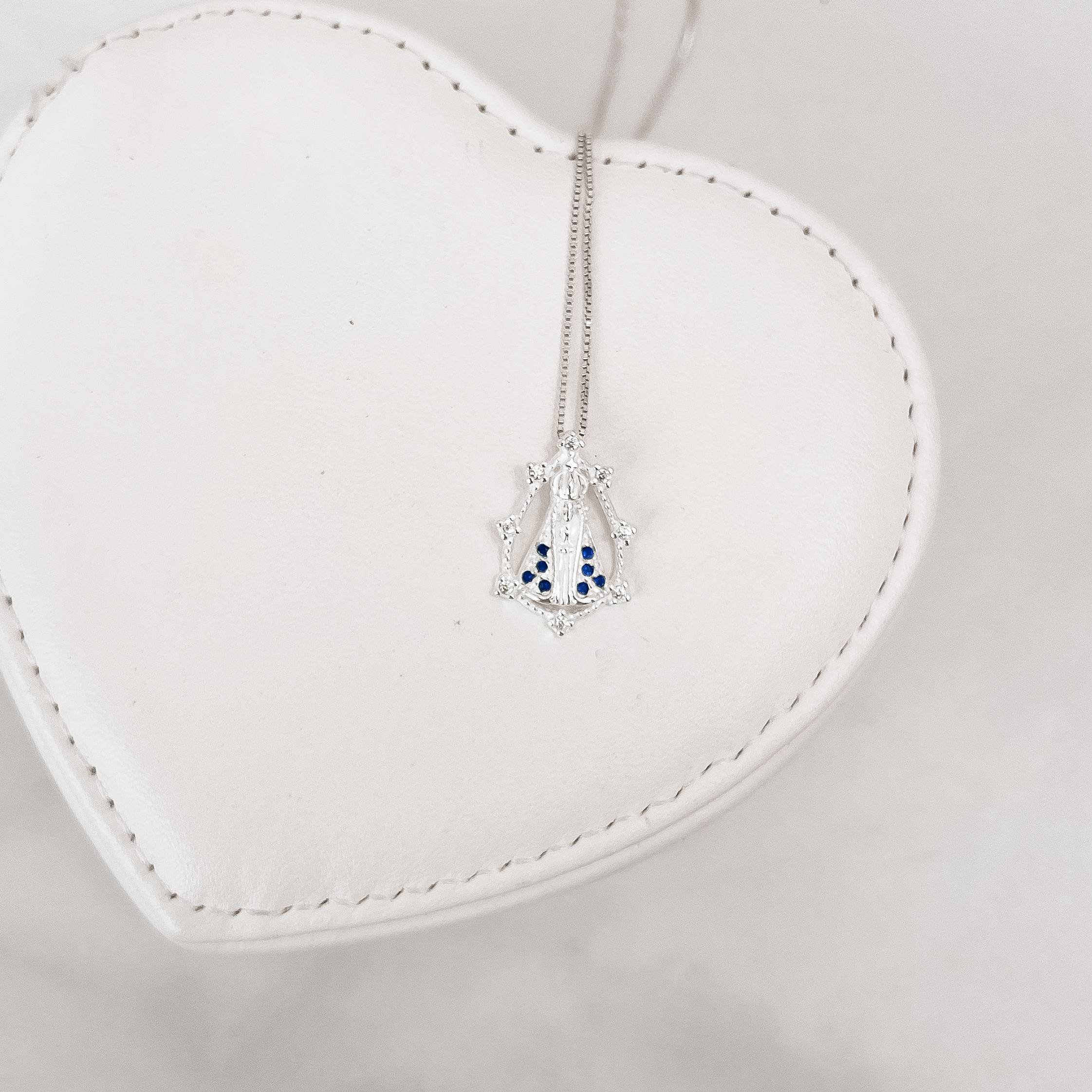 Colar medalha Nsa. Sra. Aparecida vazada cravejada azul 19mm 45cm