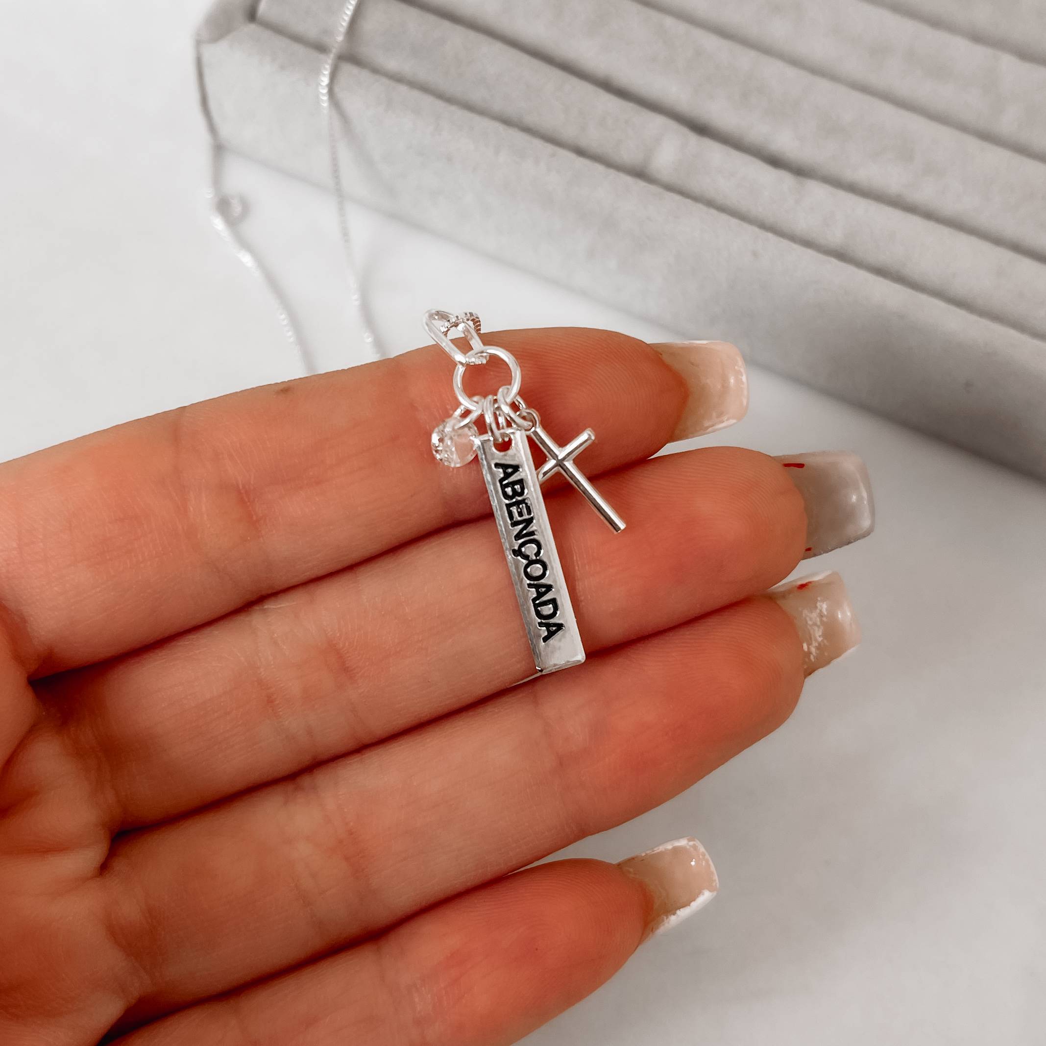 Colar pingente patuá placa abençoada resina 45cm