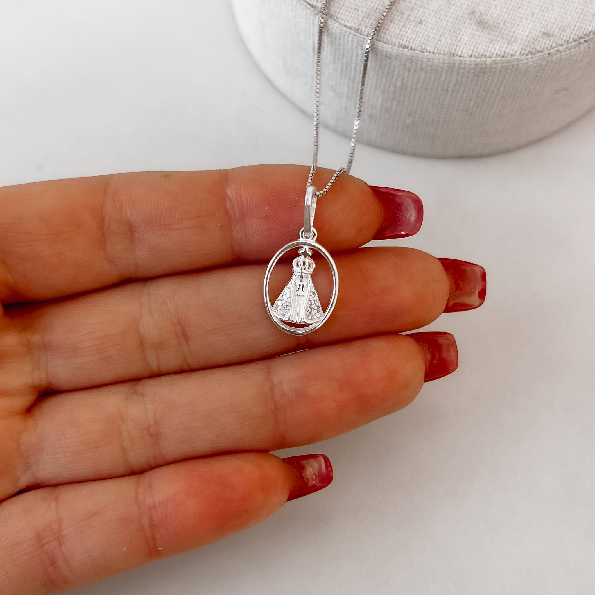 Colar pingente Nsa. Sra. Aparecida oval cravejada 14mm 45cm