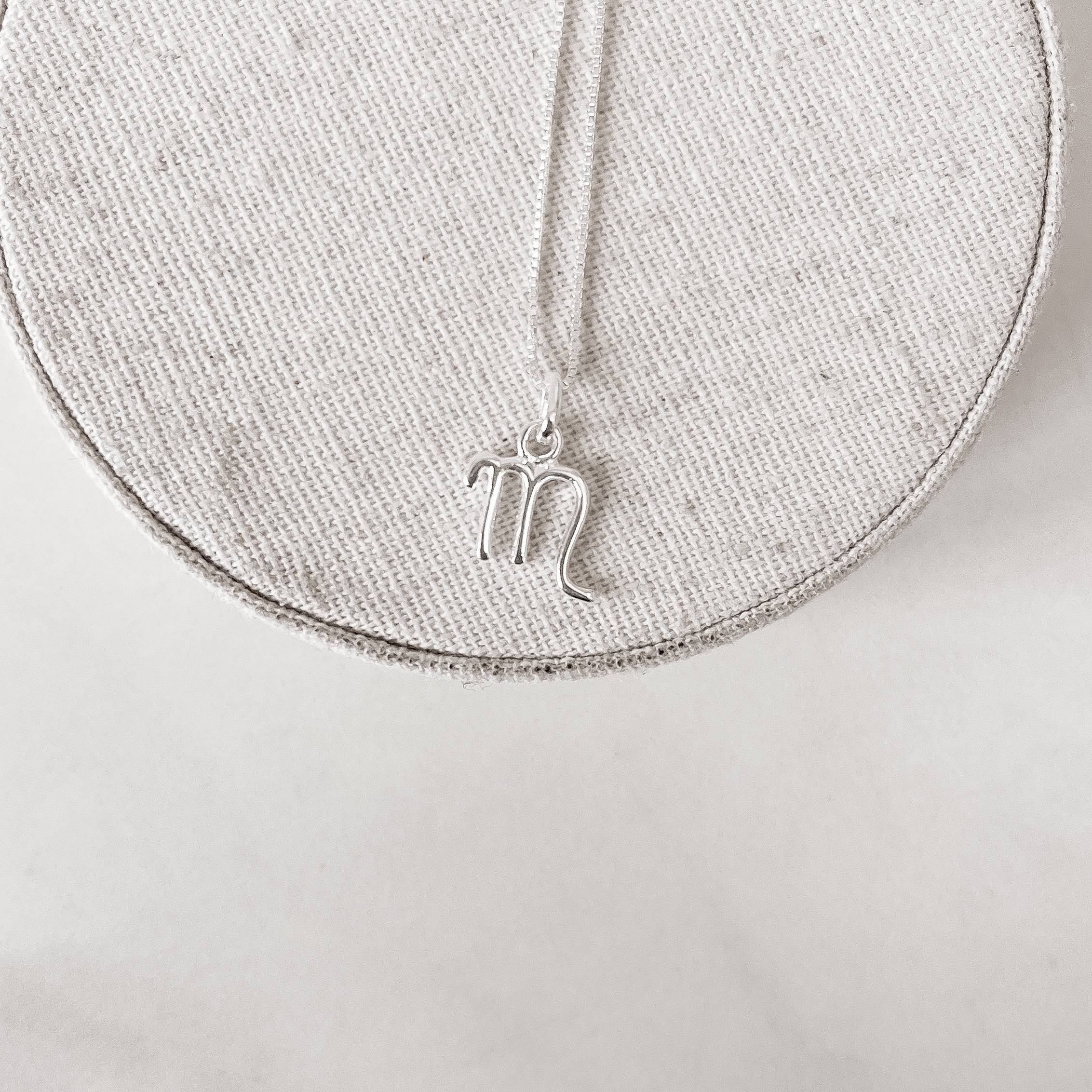 Colar pingente signo Escorpião 13mm 45cm