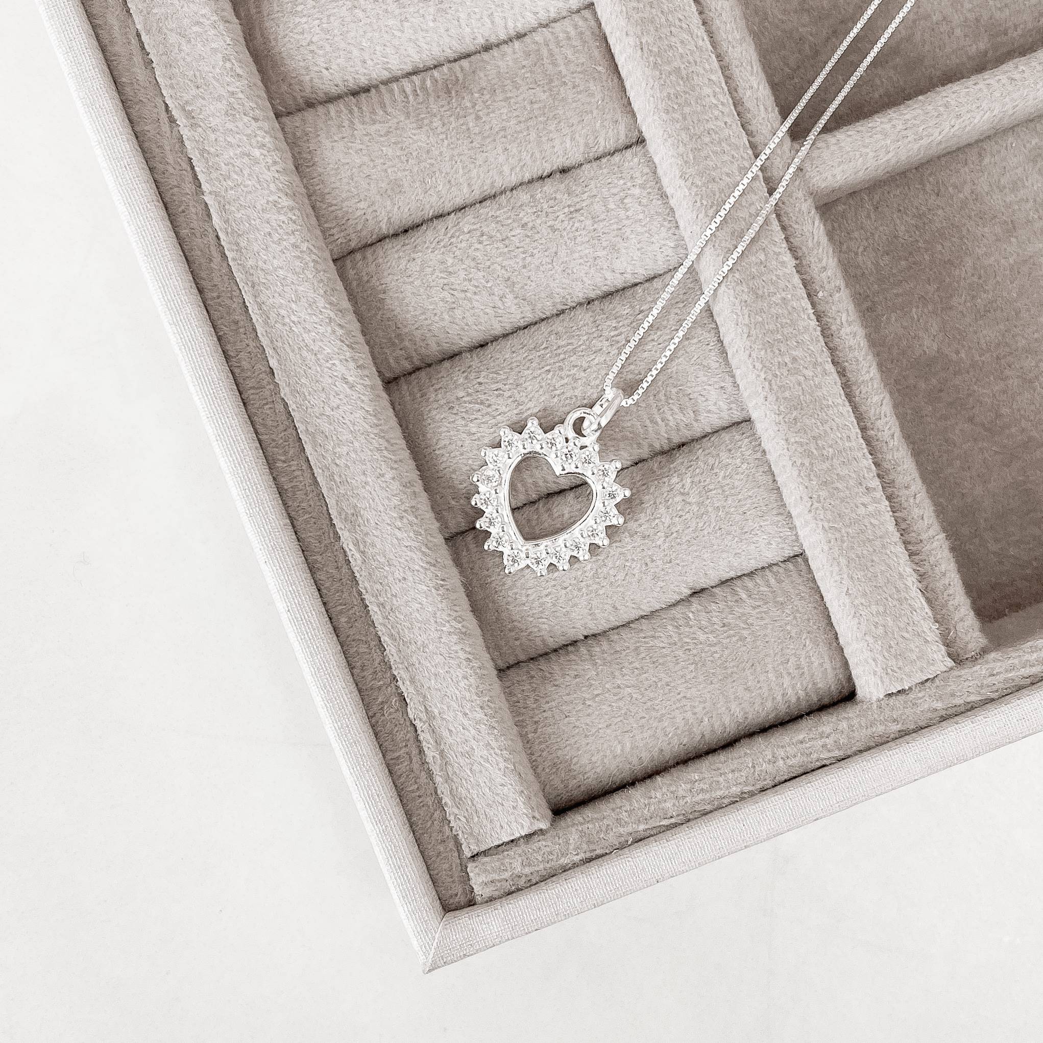 Imagem Colar pingente coração vazado com cravejado 16mm 45cm