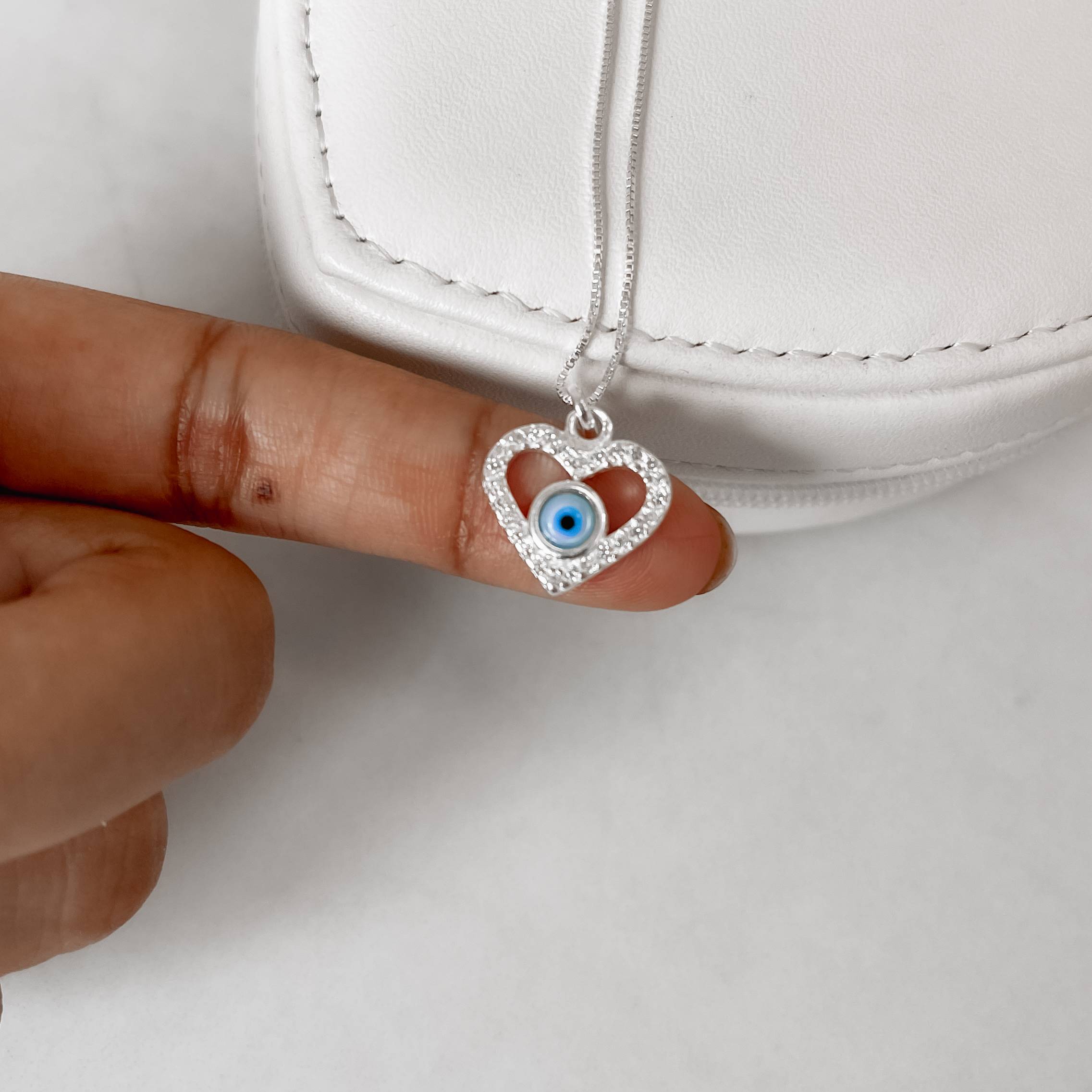 Imagem Colar pingente coração vazado cravejado com olho grego madrepérola 15mm 45cm