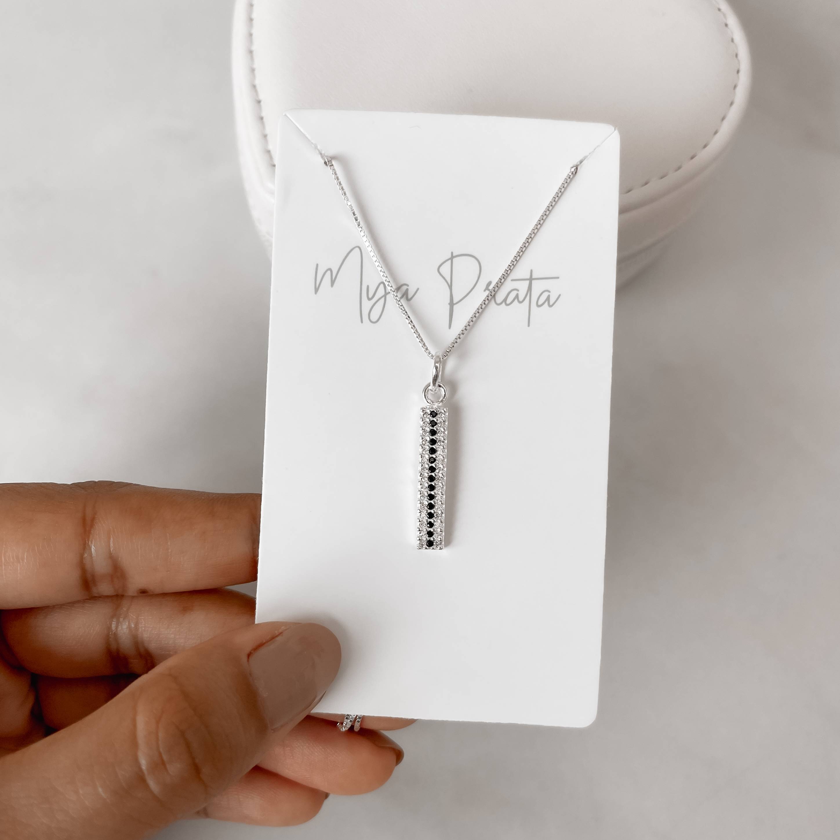 Imagem Colar pingente placa cravejada zircônias cristal e preto 21mm 45cm