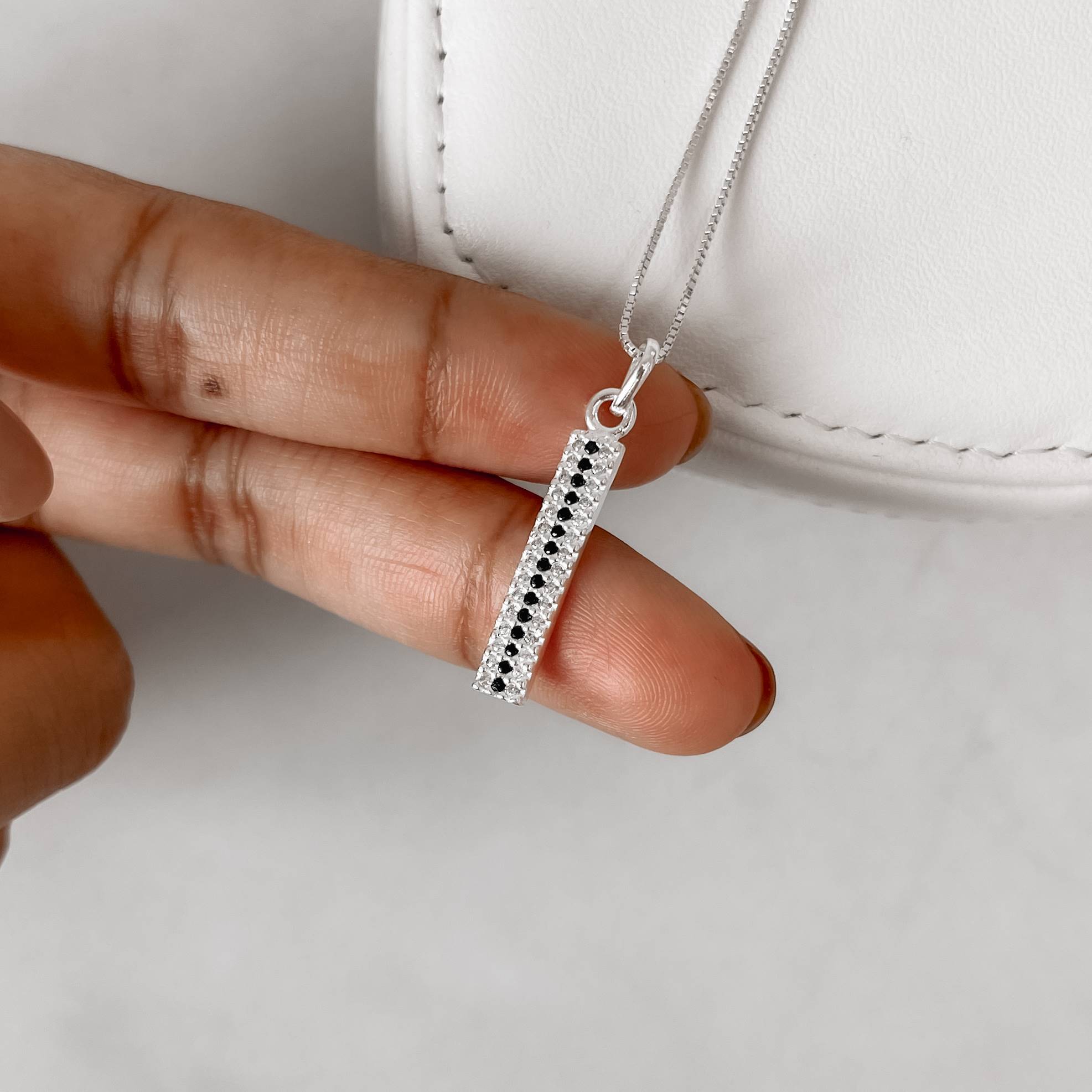 Imagem Secundária Colar pingente placa cravejada zircônias cristal e preto 21mm 45cm