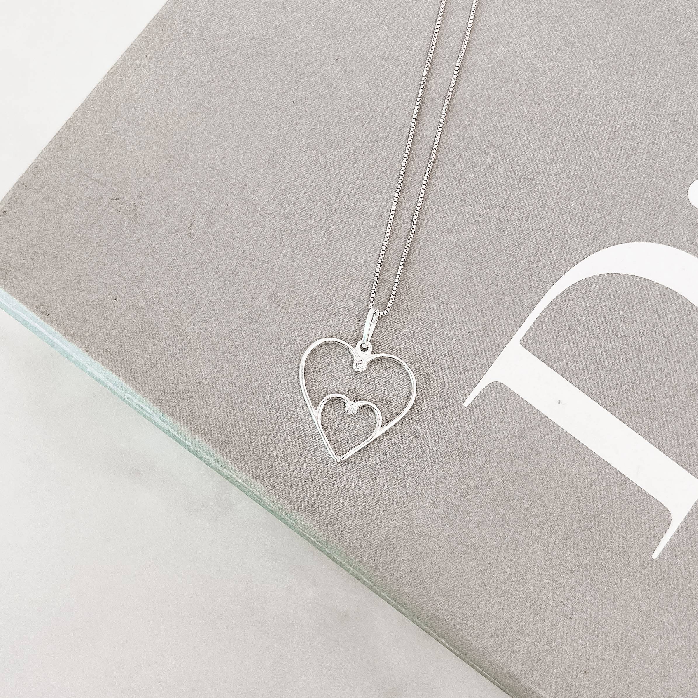 Imagem Secundária Colar pingente dois corações vazados com zircônia 21mm 45cm