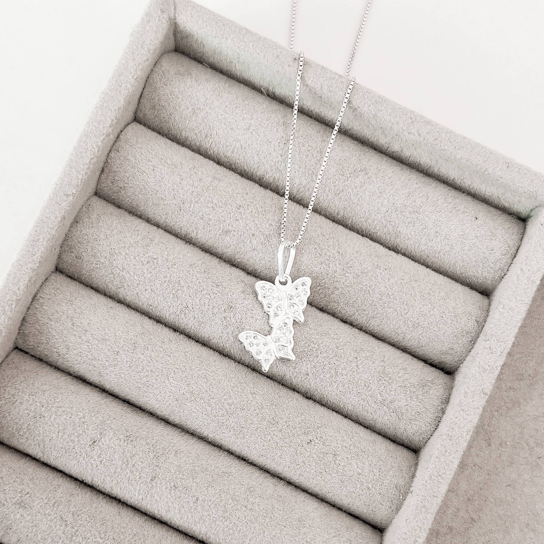 Colar pingente borboletas cravejadas 15mm 45cm