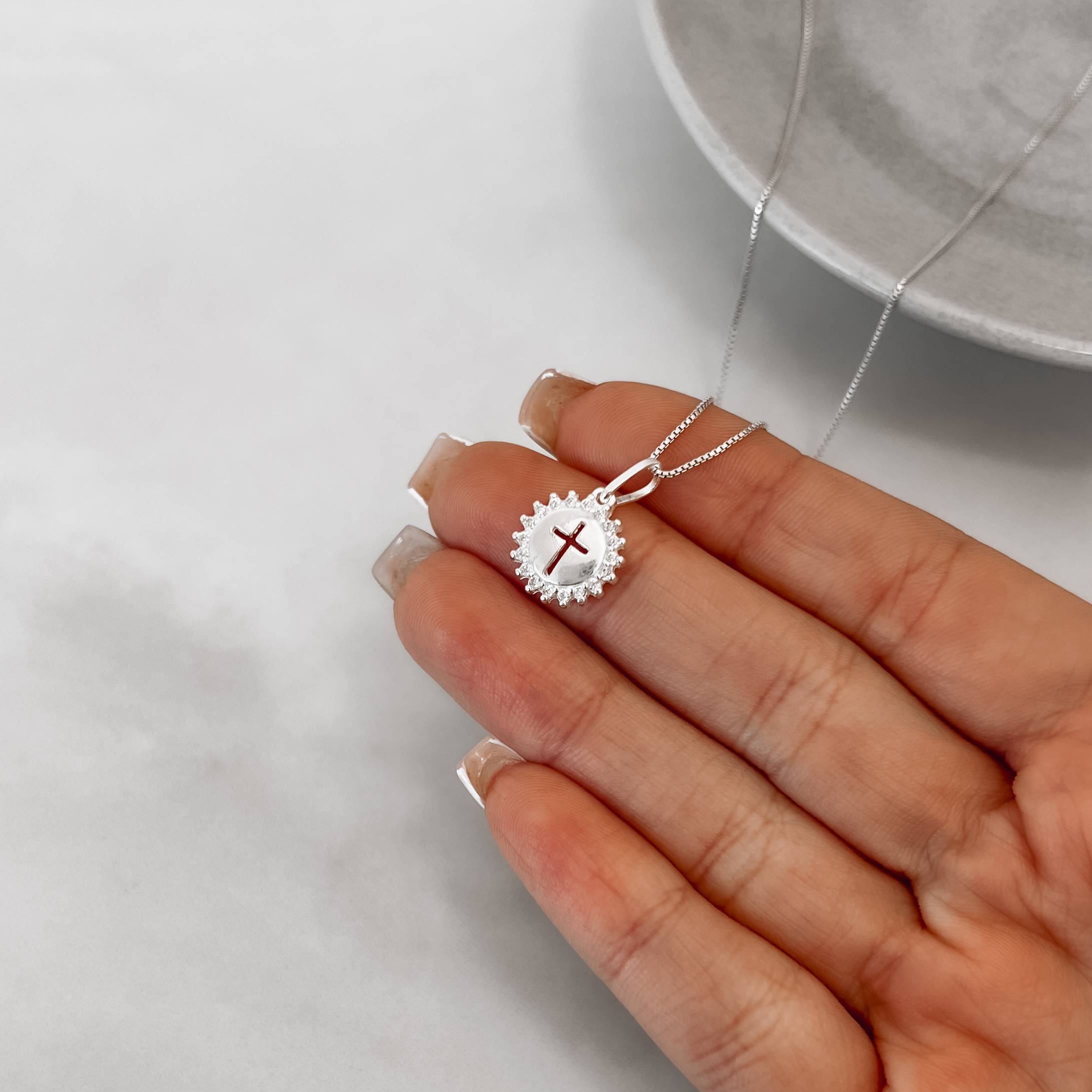 Colar pingente medalha cruz cravejada 12mm 45cm