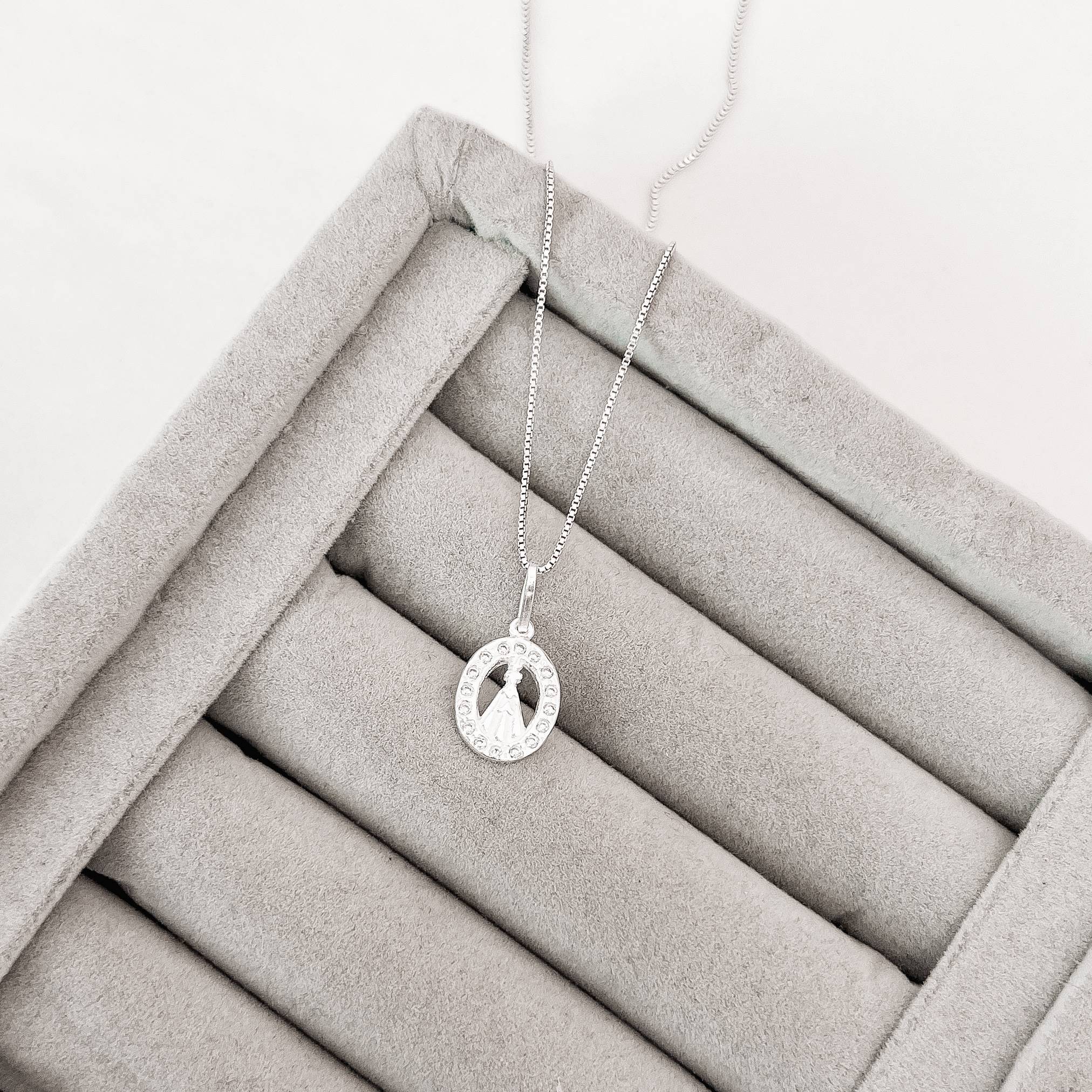 Colar pingente medalha Nsa. Sra. Aparecida vazada cravejada 12mm 45cm