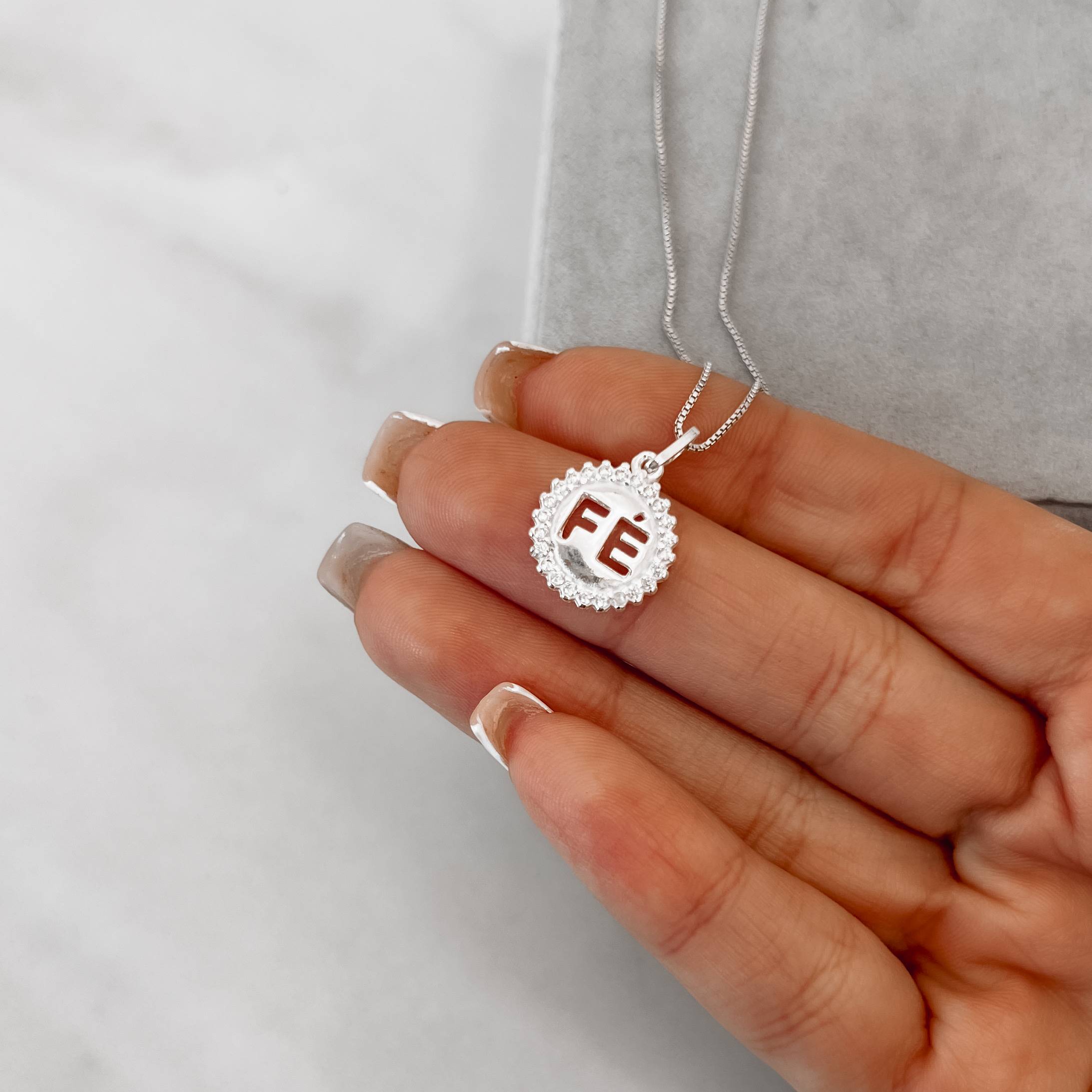 Imagem Colar pingente medalha fé cravejada 13mm 45cm