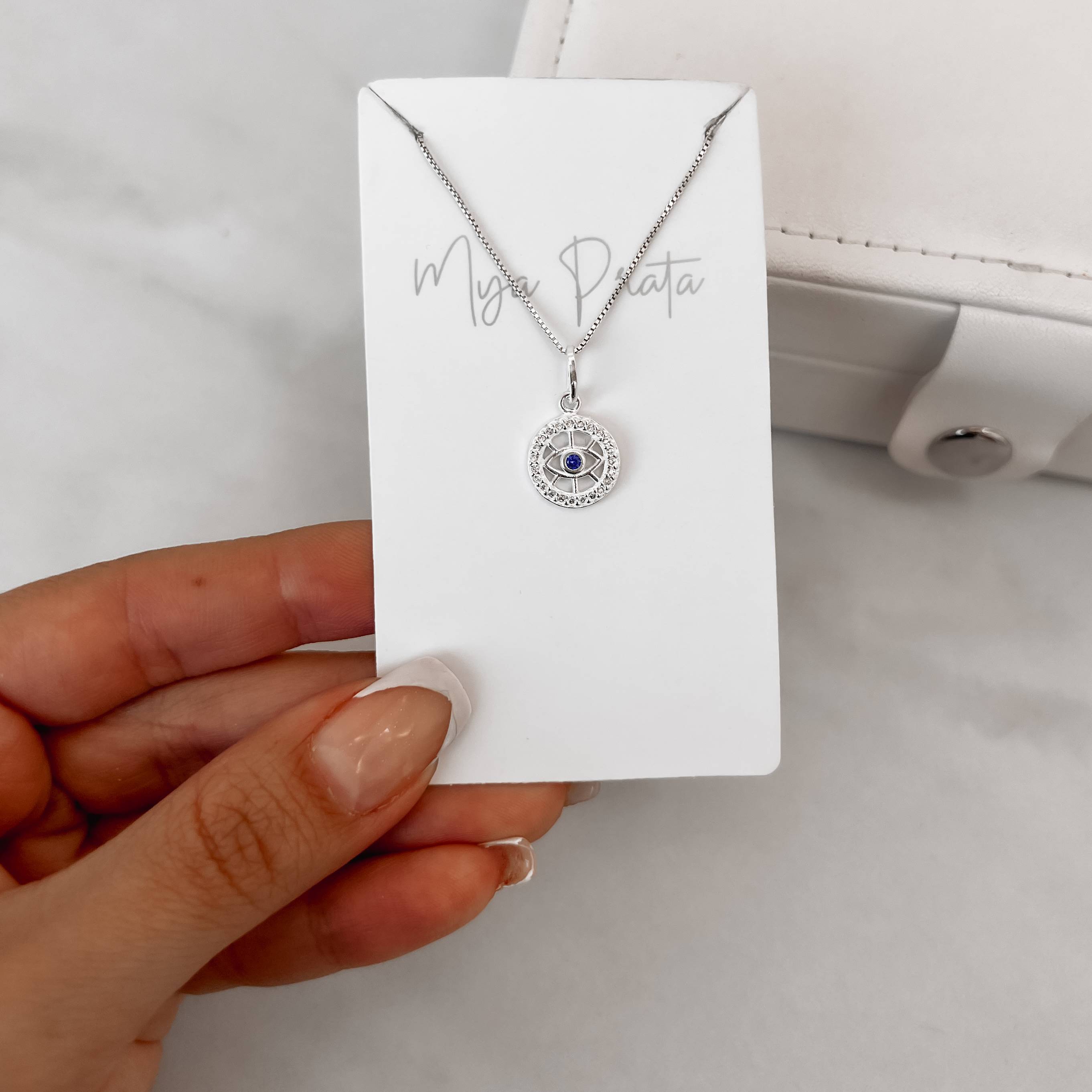 Colar pingente medalha olho cravejado com zircônia azul 12mm 45cm