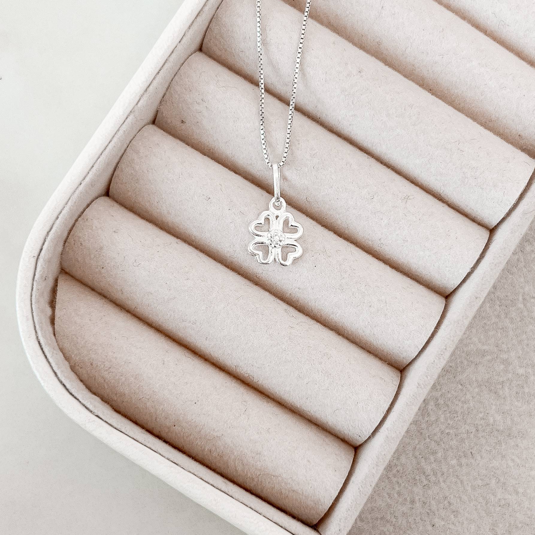 Imagem Colar pingente trevo vazado com zircônia 9mm 40cm