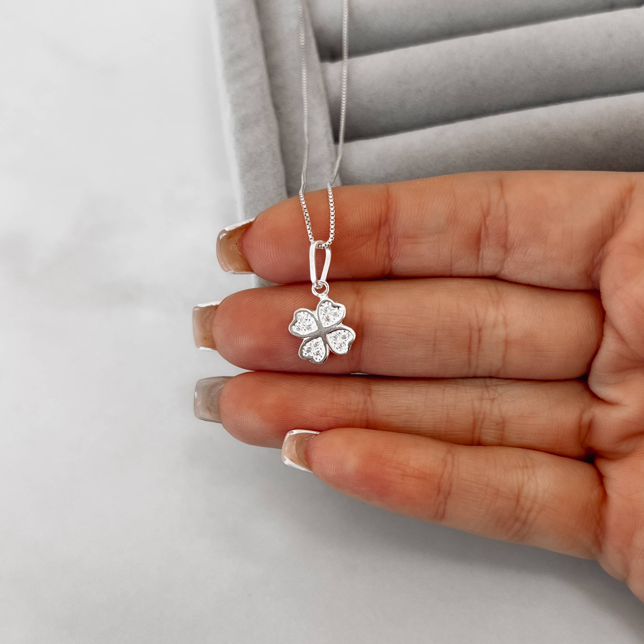 Imagem Colar pingente trevo com zircônias 11mm 45cm