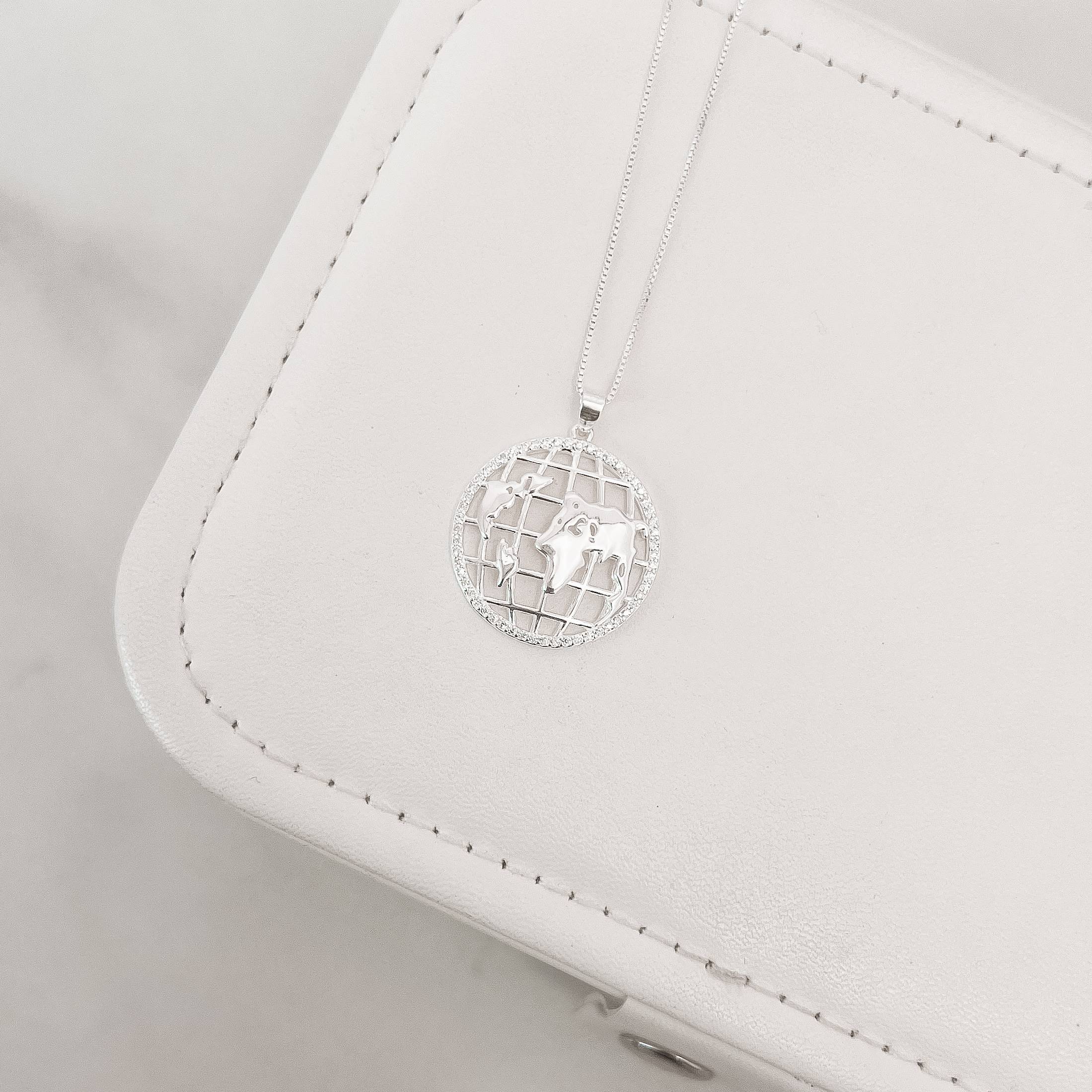 Colar pingente medalha mundo borda cravejada 22mm 45cm