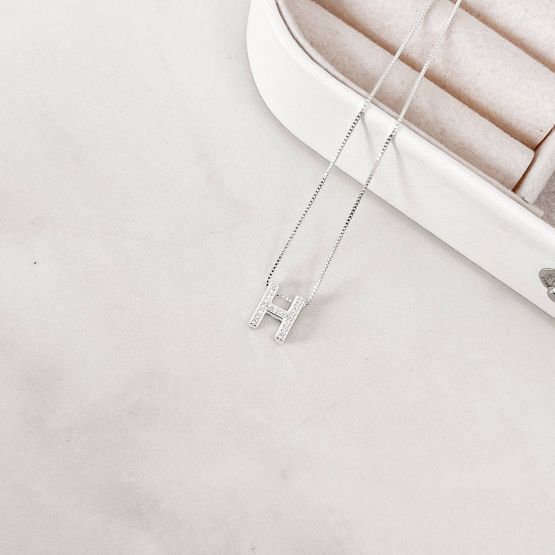 Colar letra H cravejada 10mm 45cm