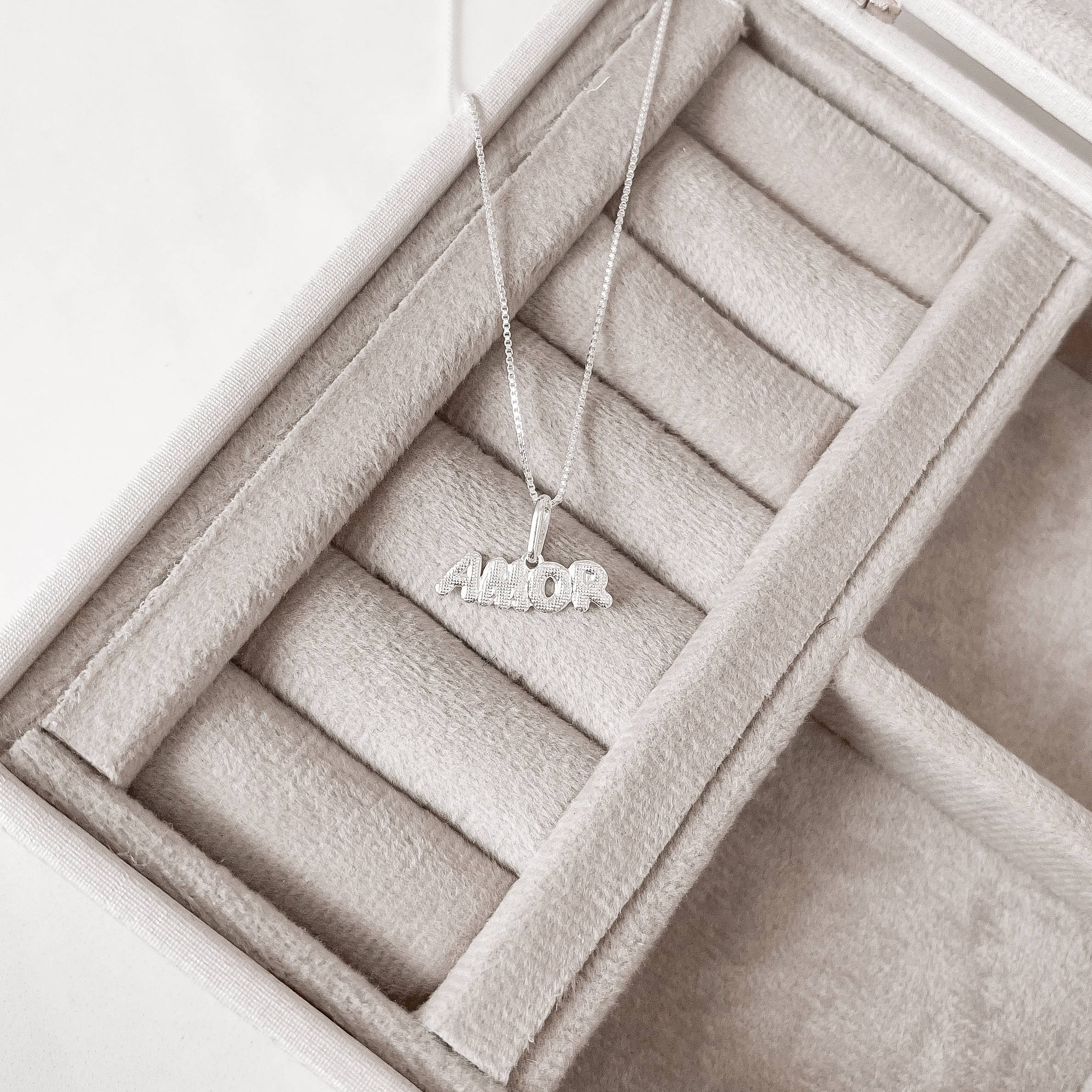 Colar pingente escrito amor 17mm 45cm