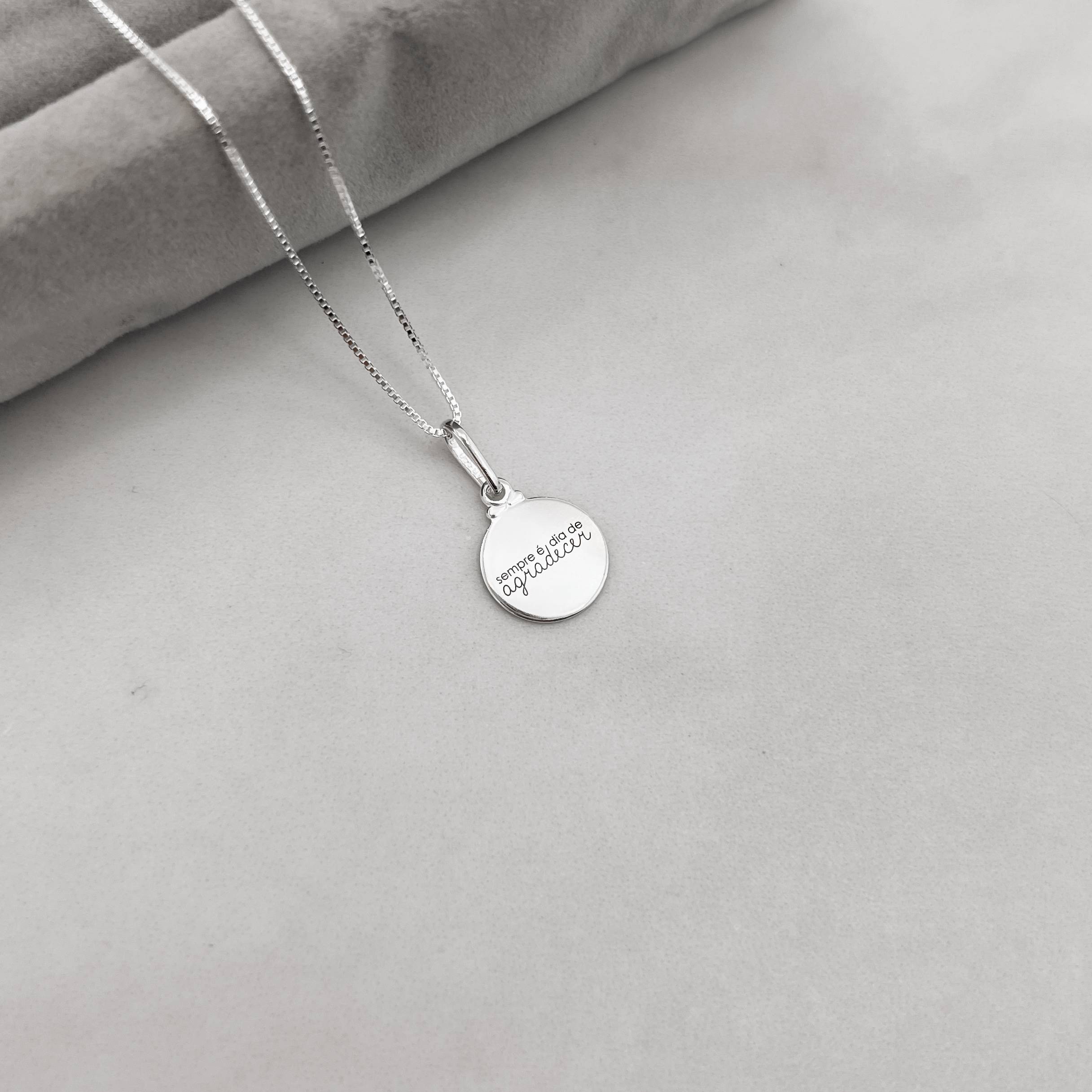 Colar pingente medalha sempre é dia de agradecer 12mm 40cm
