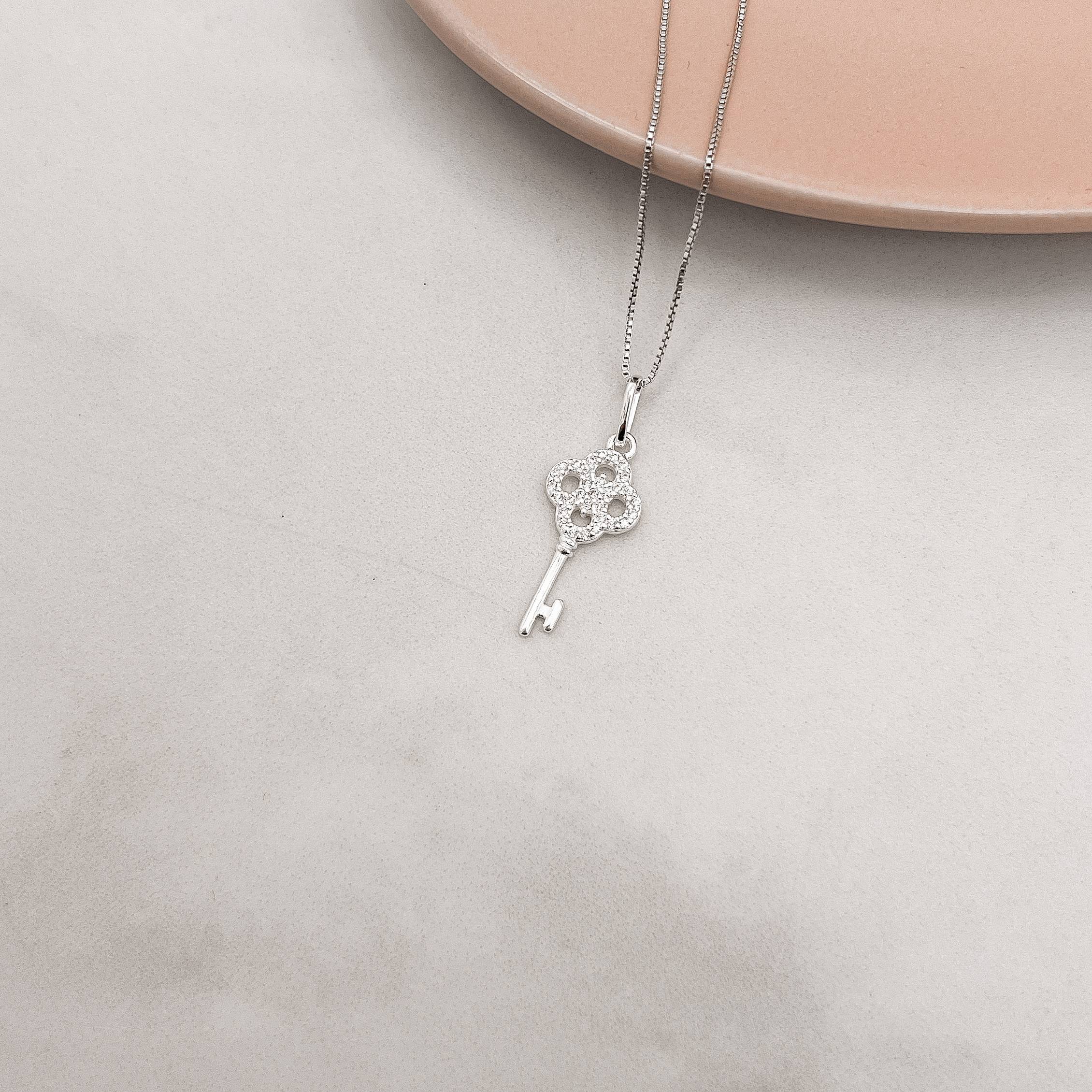 Colar pingente chave cravejada 20mm 45cm