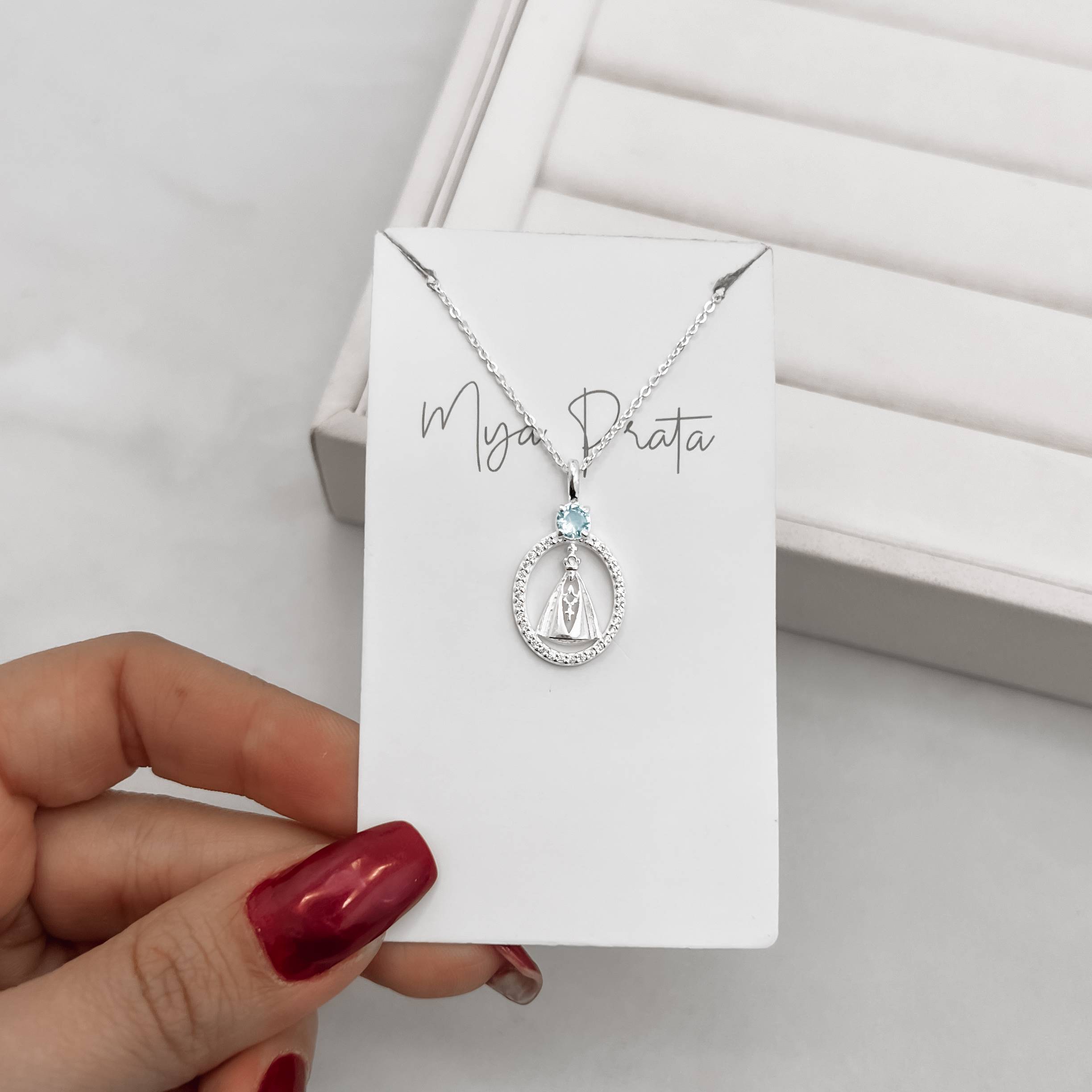 Colar medalha Nsa. Sra. Aparecida vazada cravejada zircônia azul 20mm corrente cadeadinho 45cm