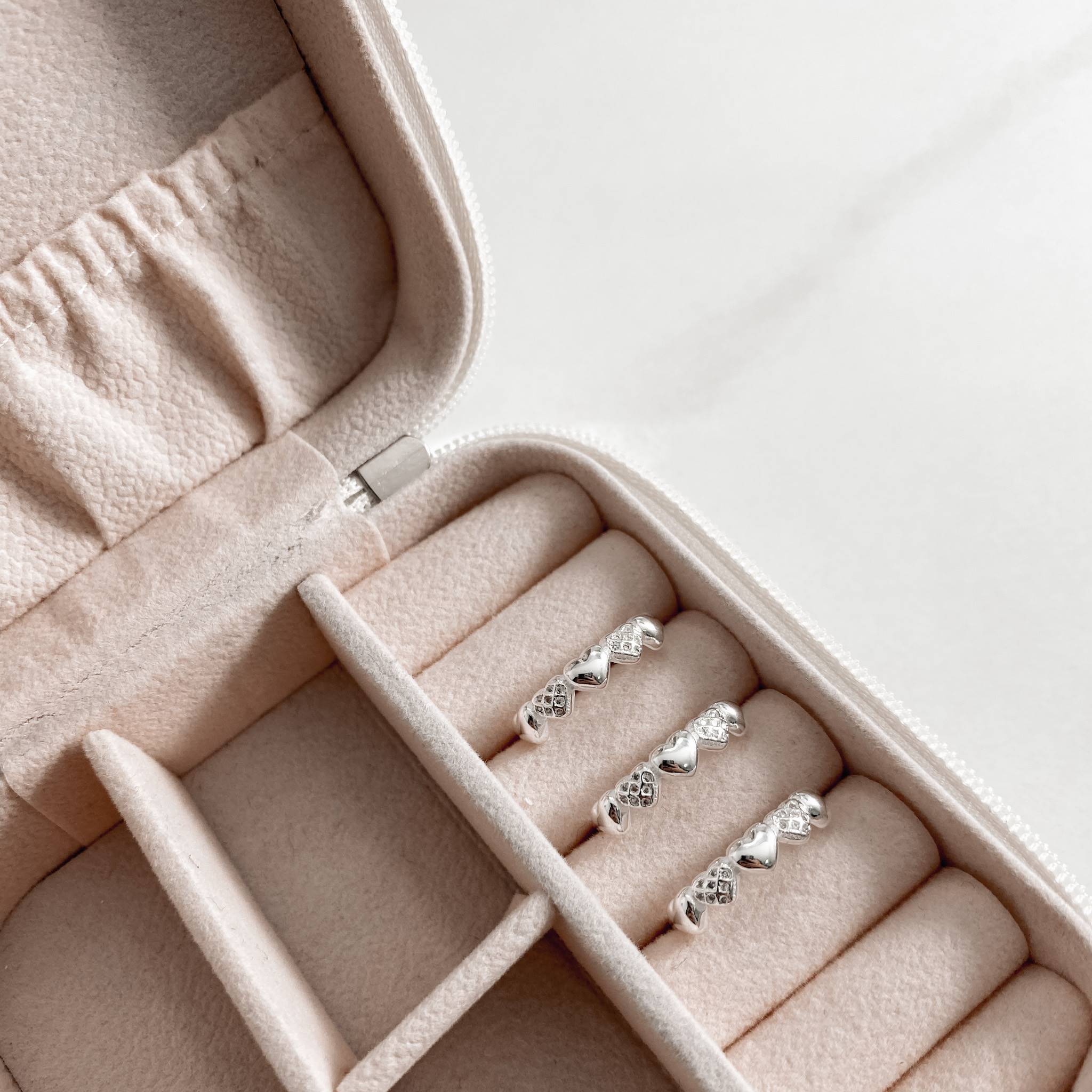 Imagem Secundária Anel corações lisos e cravejados