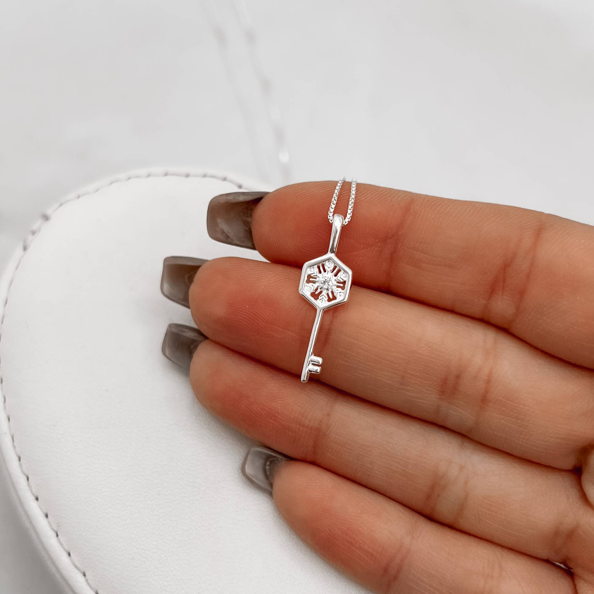 Imagem Secundária Colar pingente chave detalhe flocos de neve 24mm 45cm
