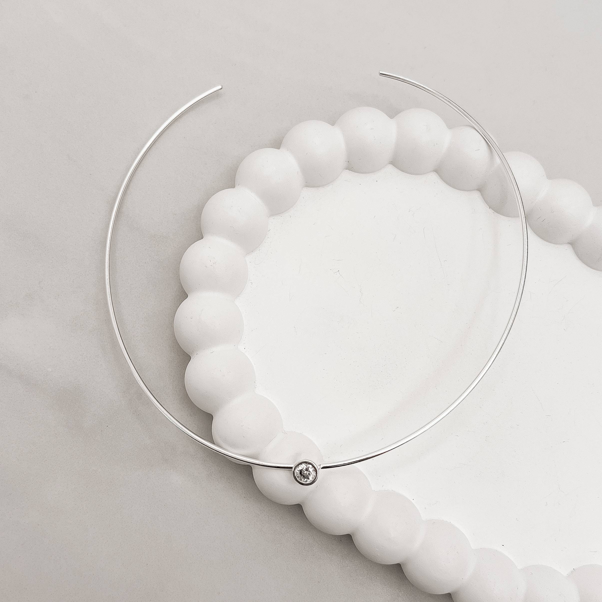 Colar aro detalhe zircônia redonda aberto