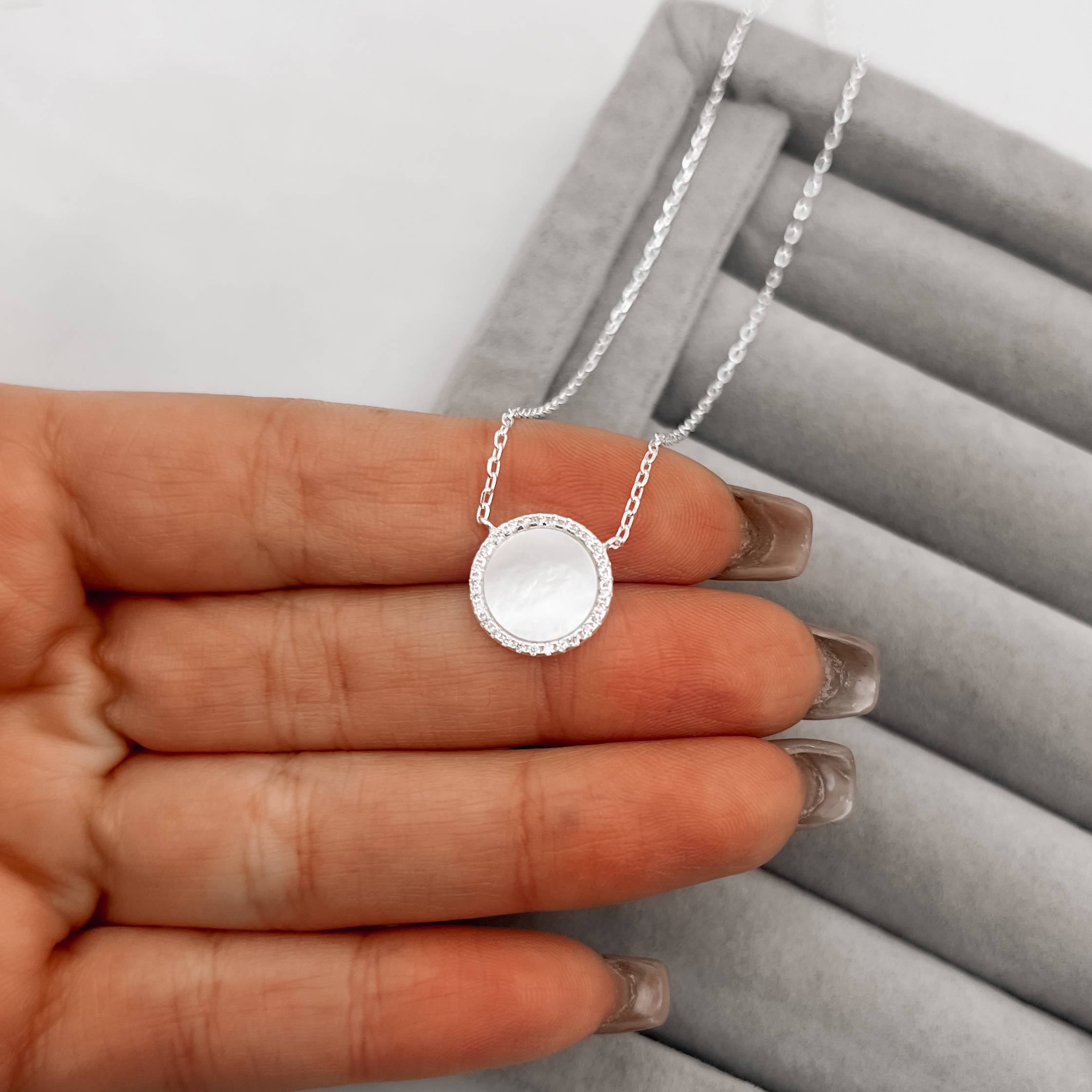 Imagem Colar círculo madrepérola com cravejado 12mm corrente cadeado 45+5cm