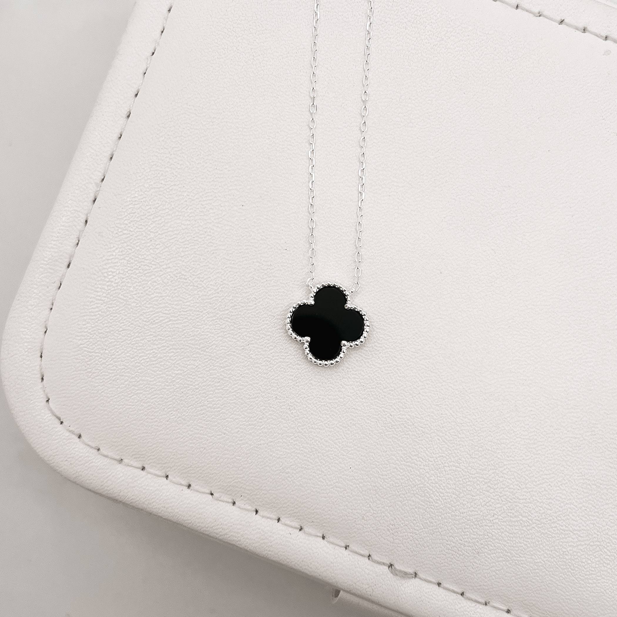 Colar trevo pedra ônix com bolinhas 14mm corrente cadeado 45+5cm