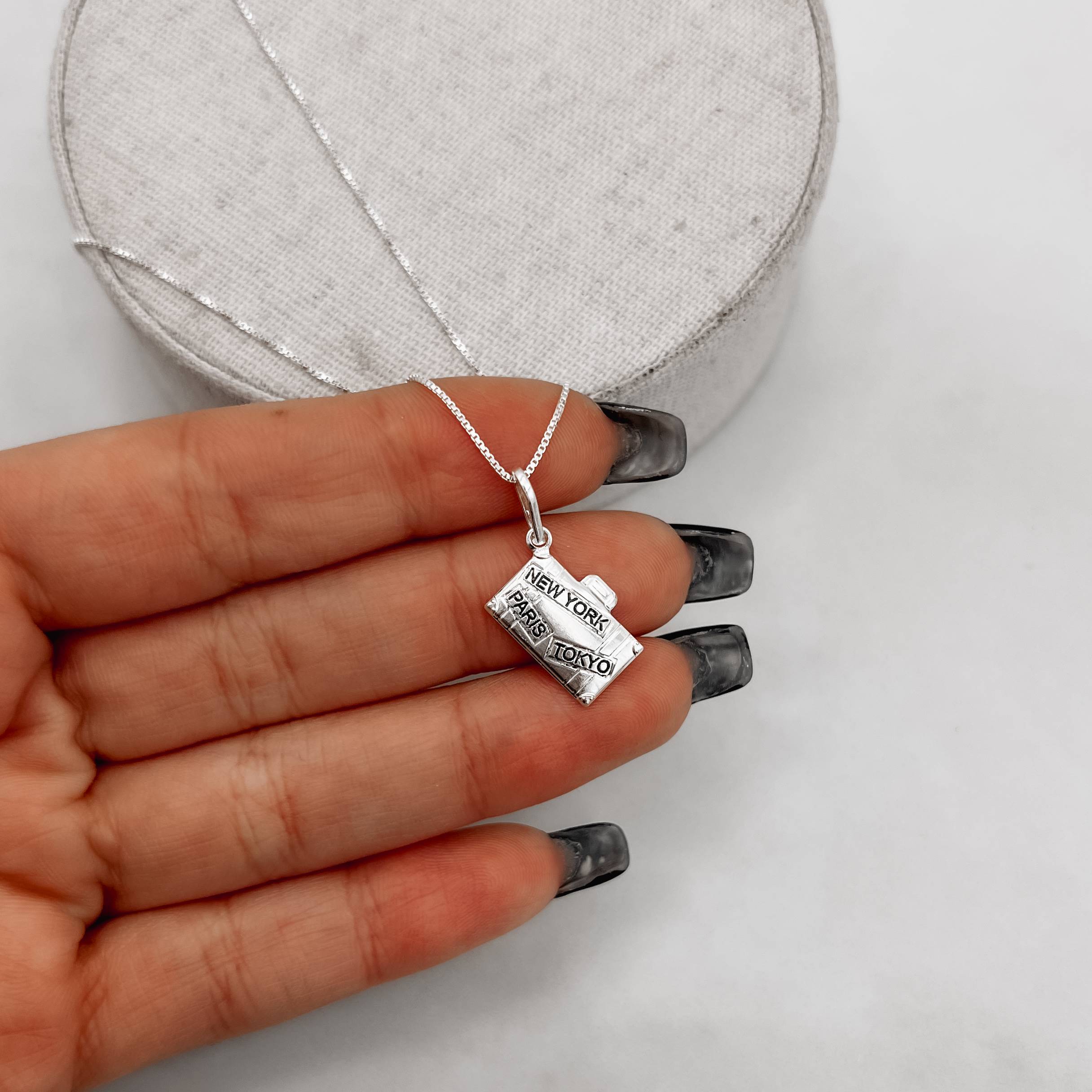 Colar pingente mala de viagem 45cm