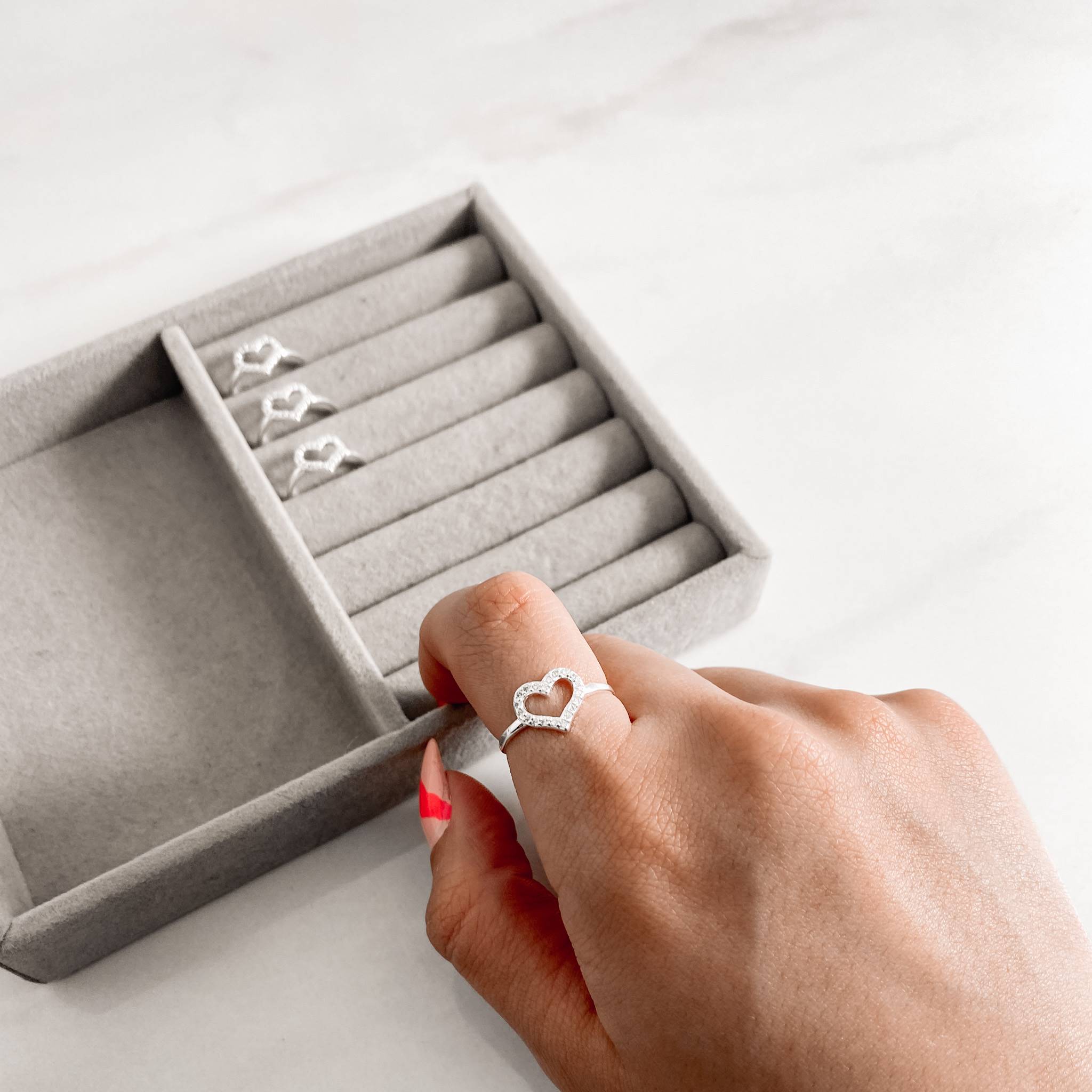 Imagem Anel coração vazado cravejado 10mm