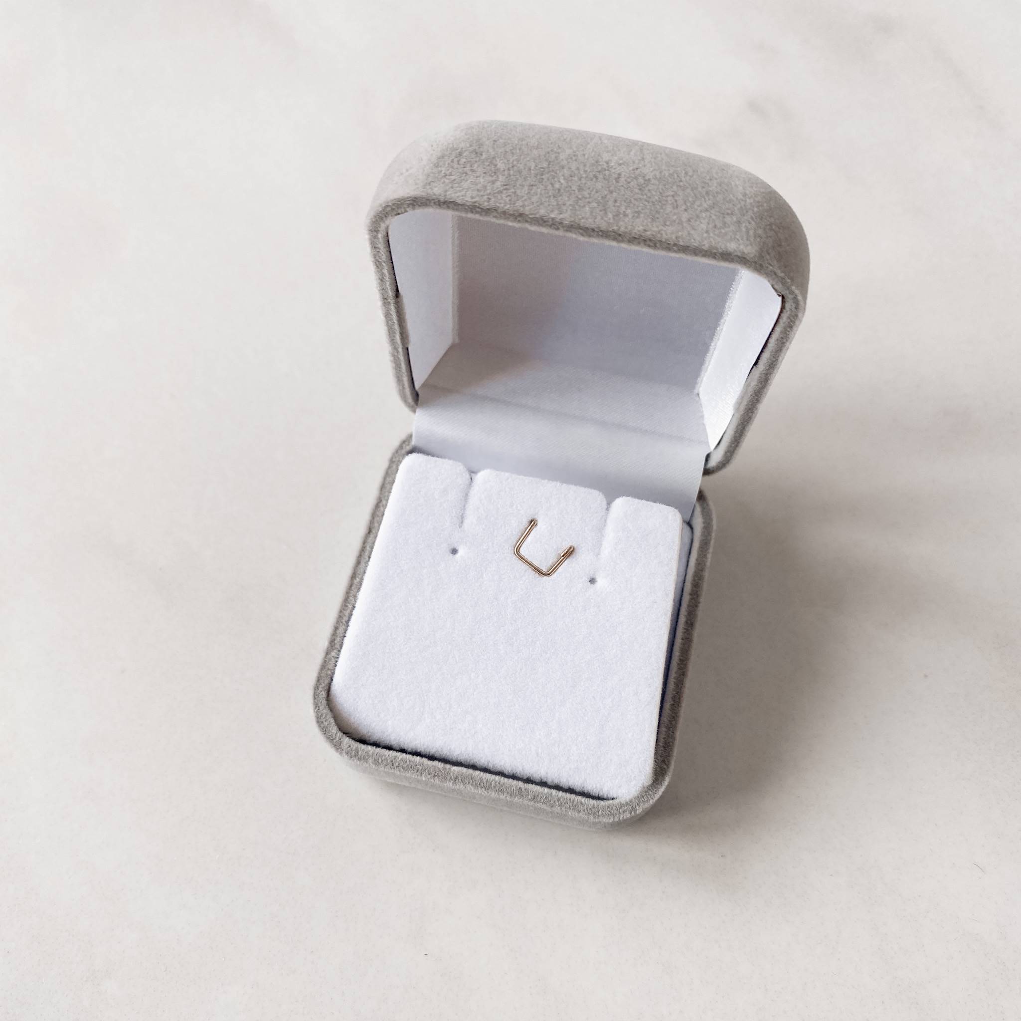 Porta joias colar ou brinco cinza interior branco