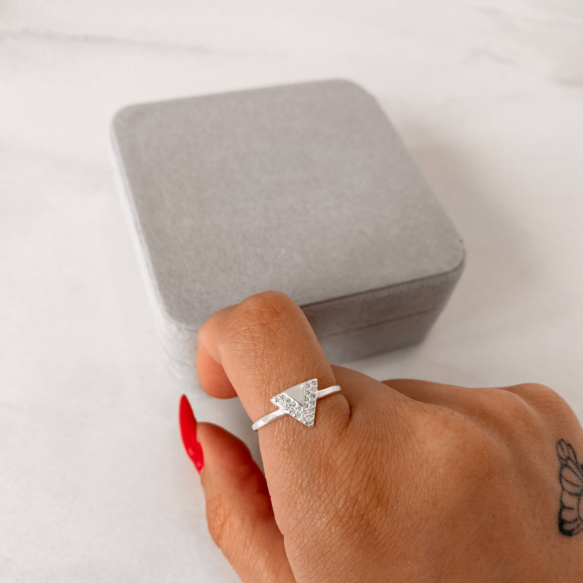 Anel triângulo 10mm detalhe V cravejado