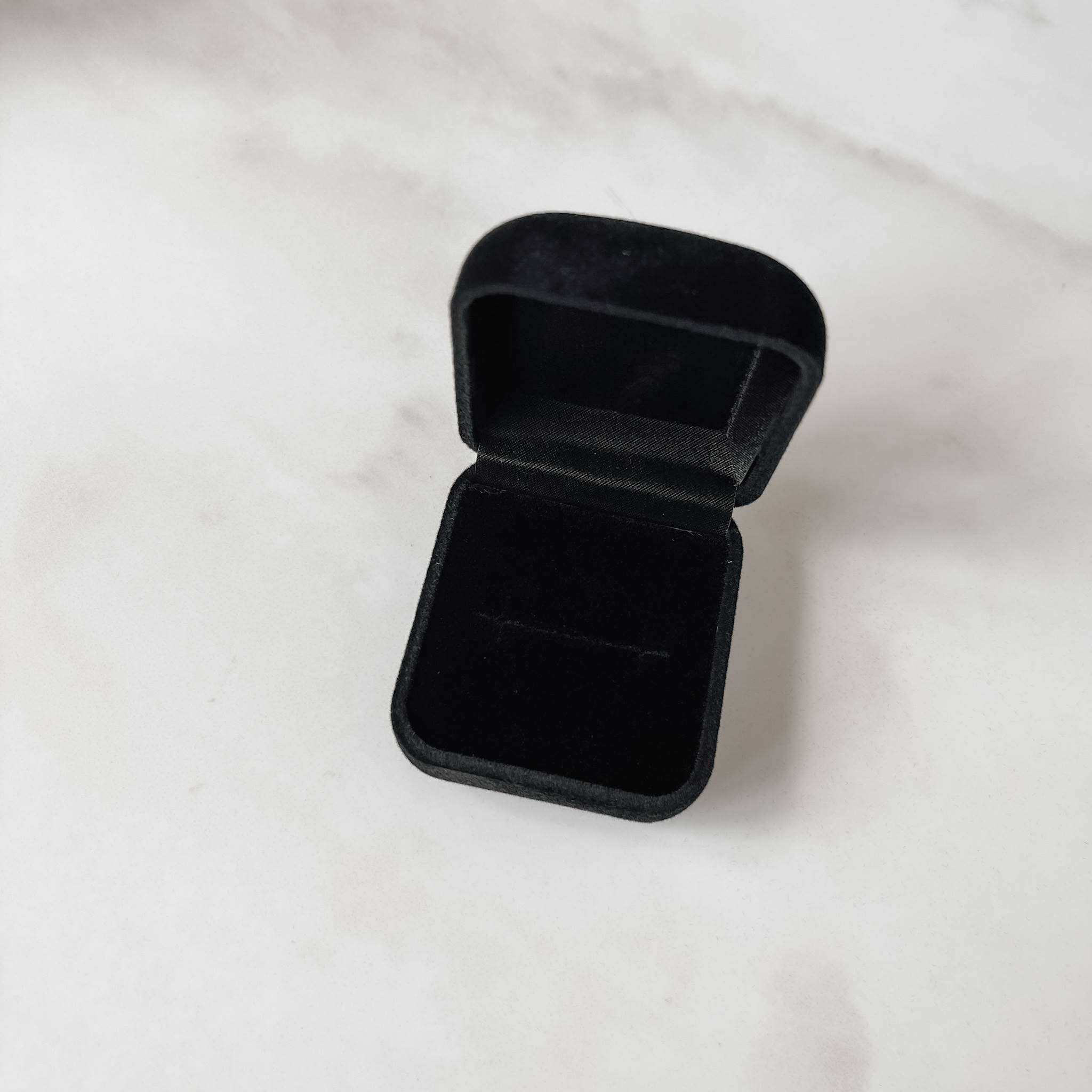 Porta joias anel preto interior preto