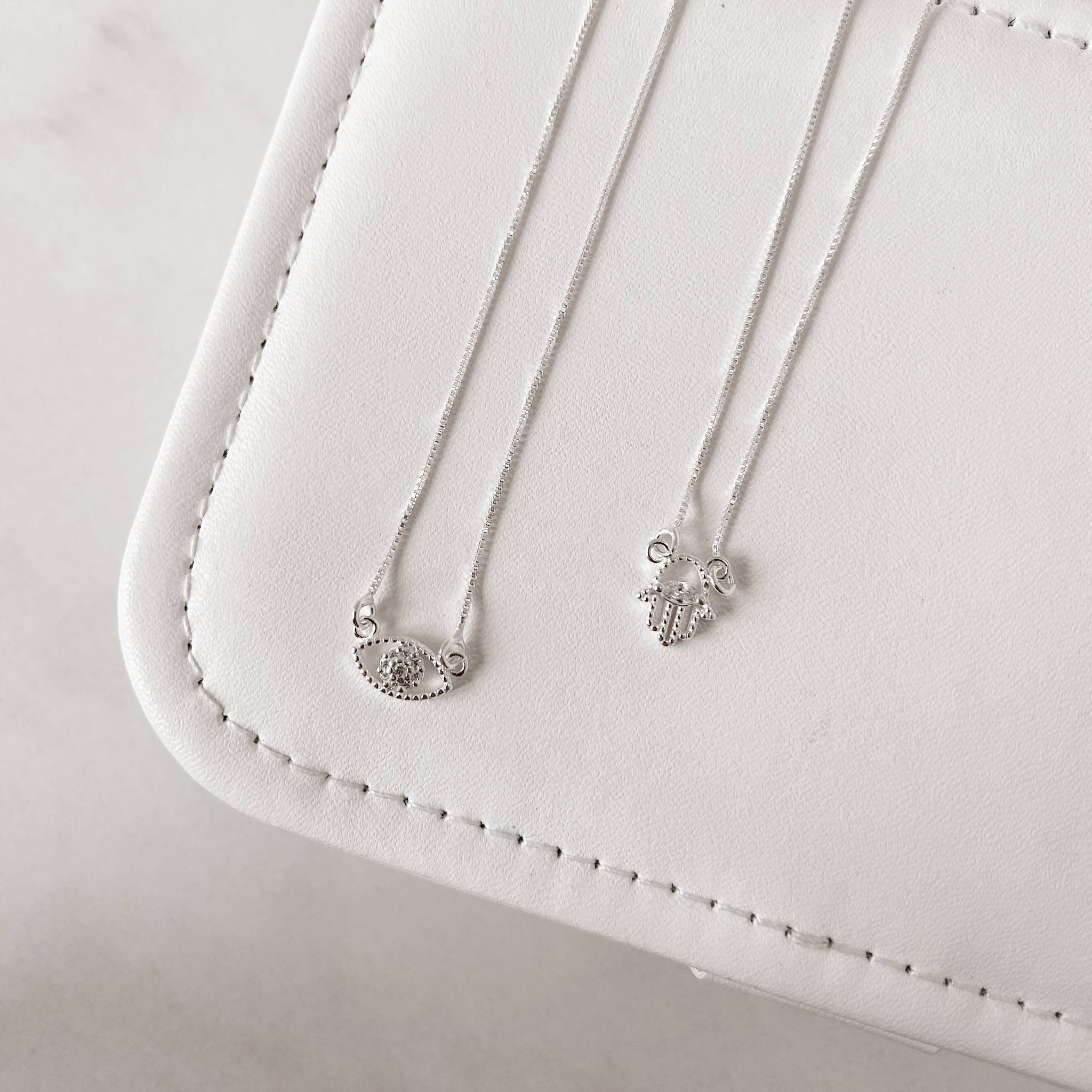 Escapulário olho cravejado e mão com zircônia navete v12 60cm