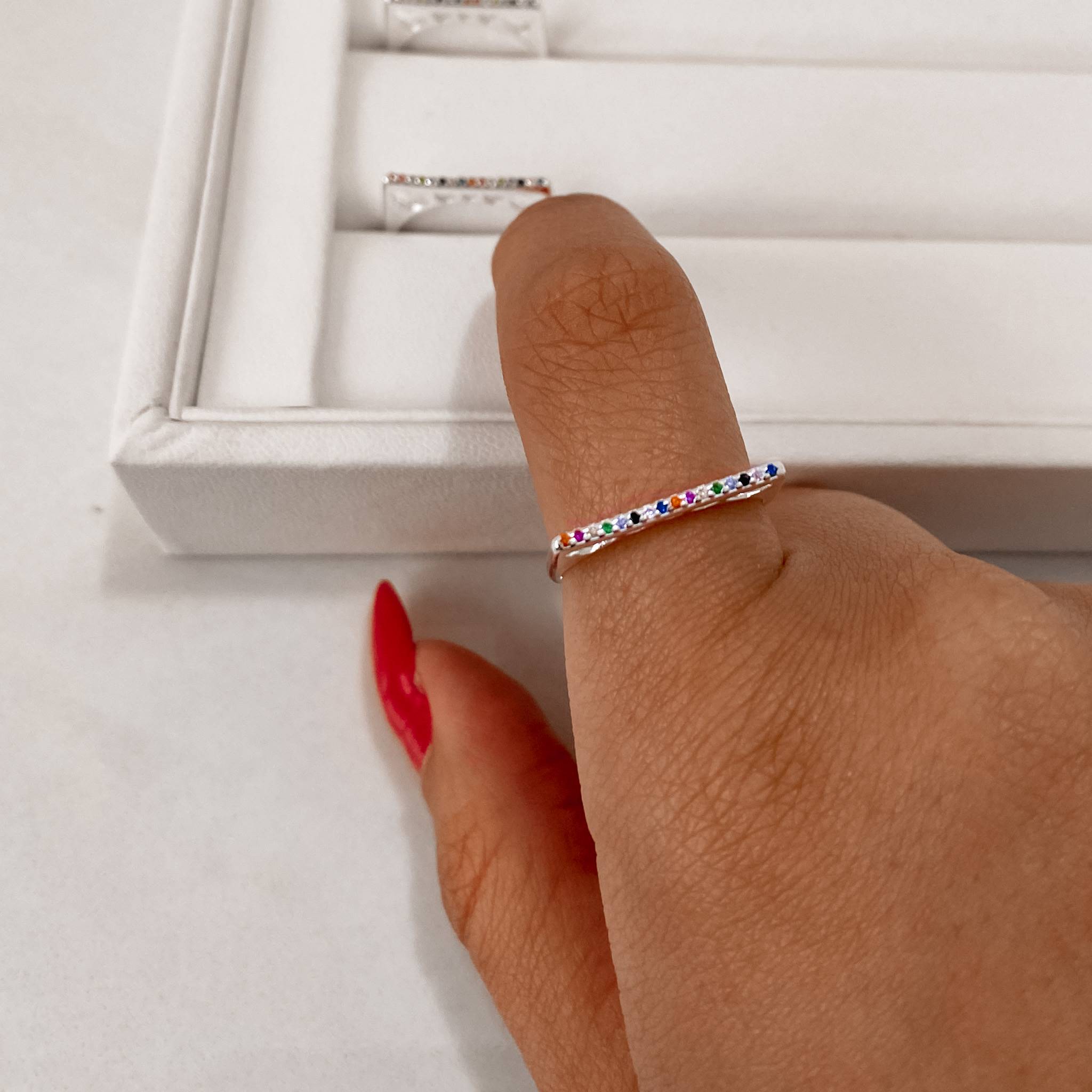 Imagem Anel reto cravejado colorido detalhe corações