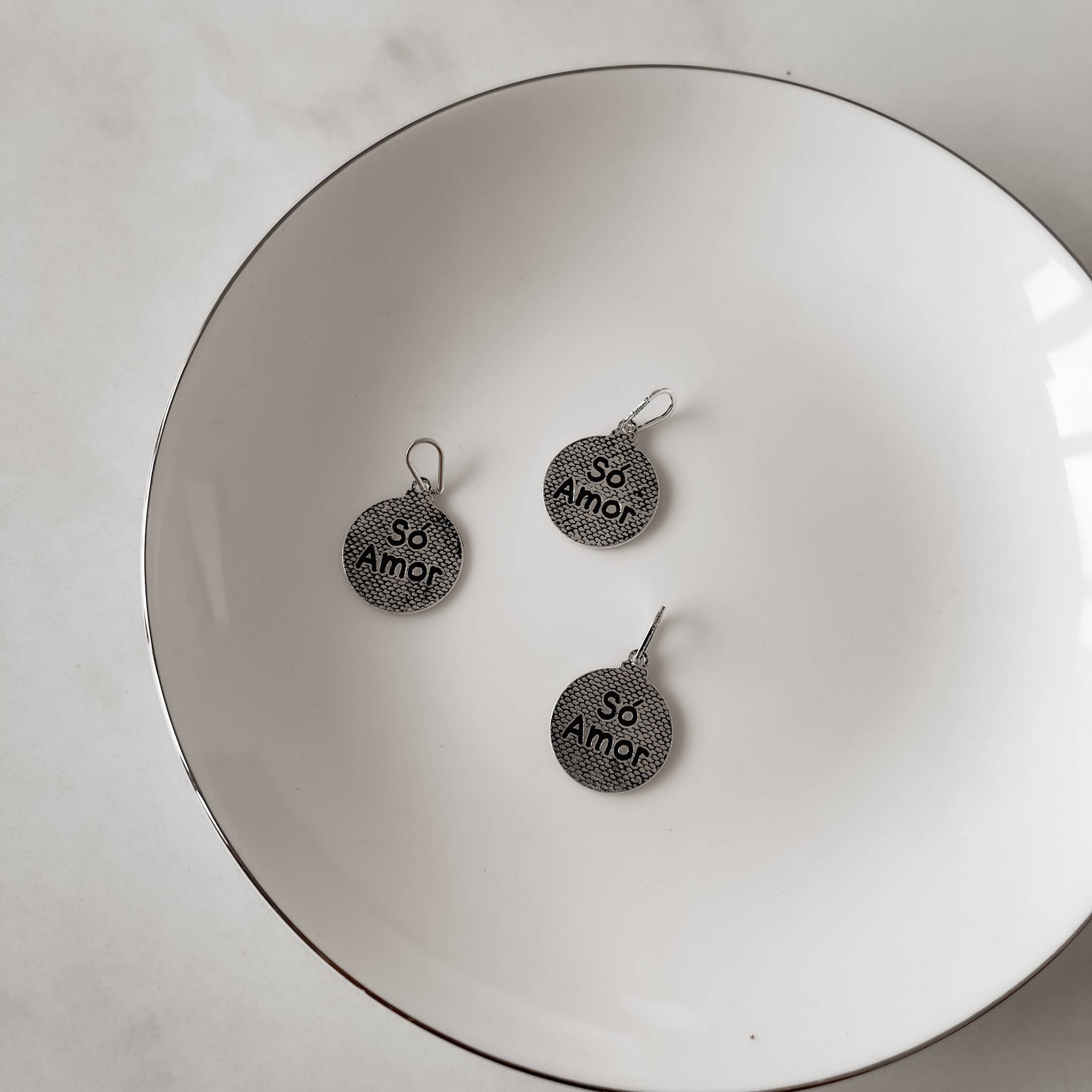 Pingente medalha Just love resina 15mm