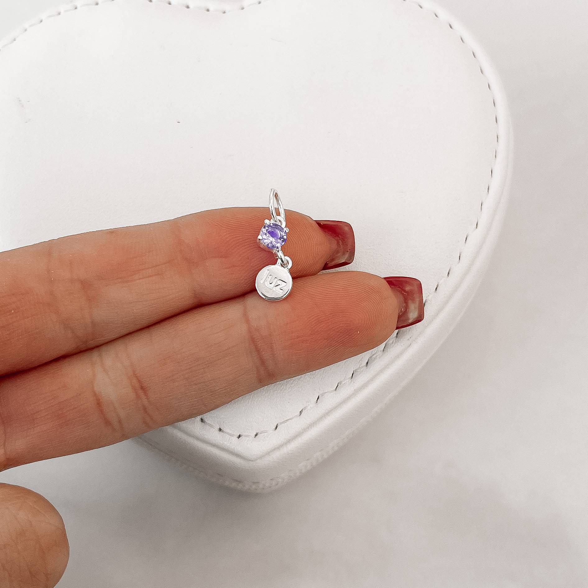 Pingente zircônia lilás 4mm com placa escrito luz 6mm